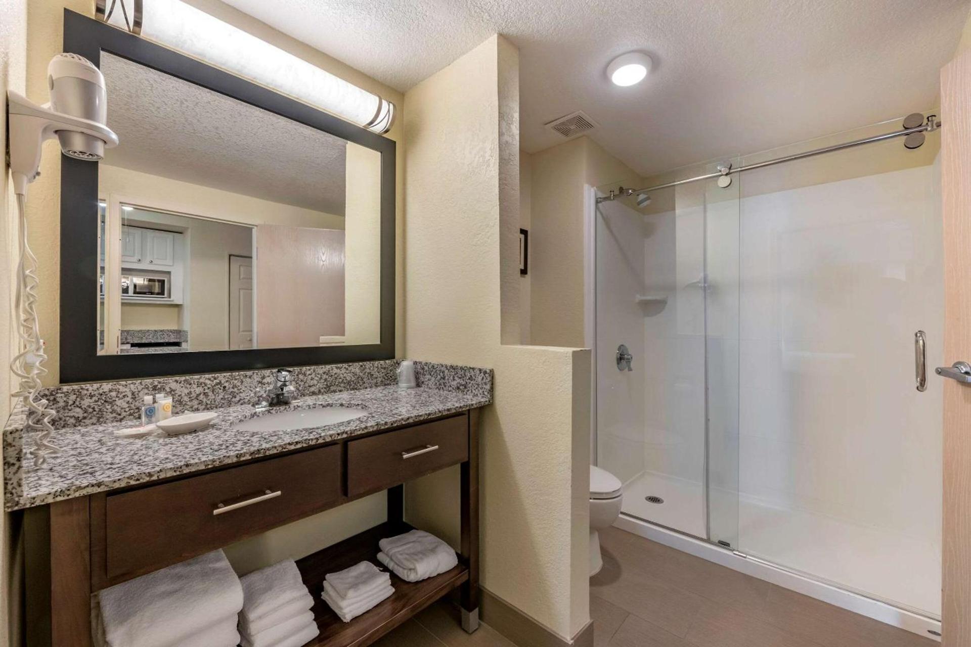 Comfort Suites Maingate East photo 11