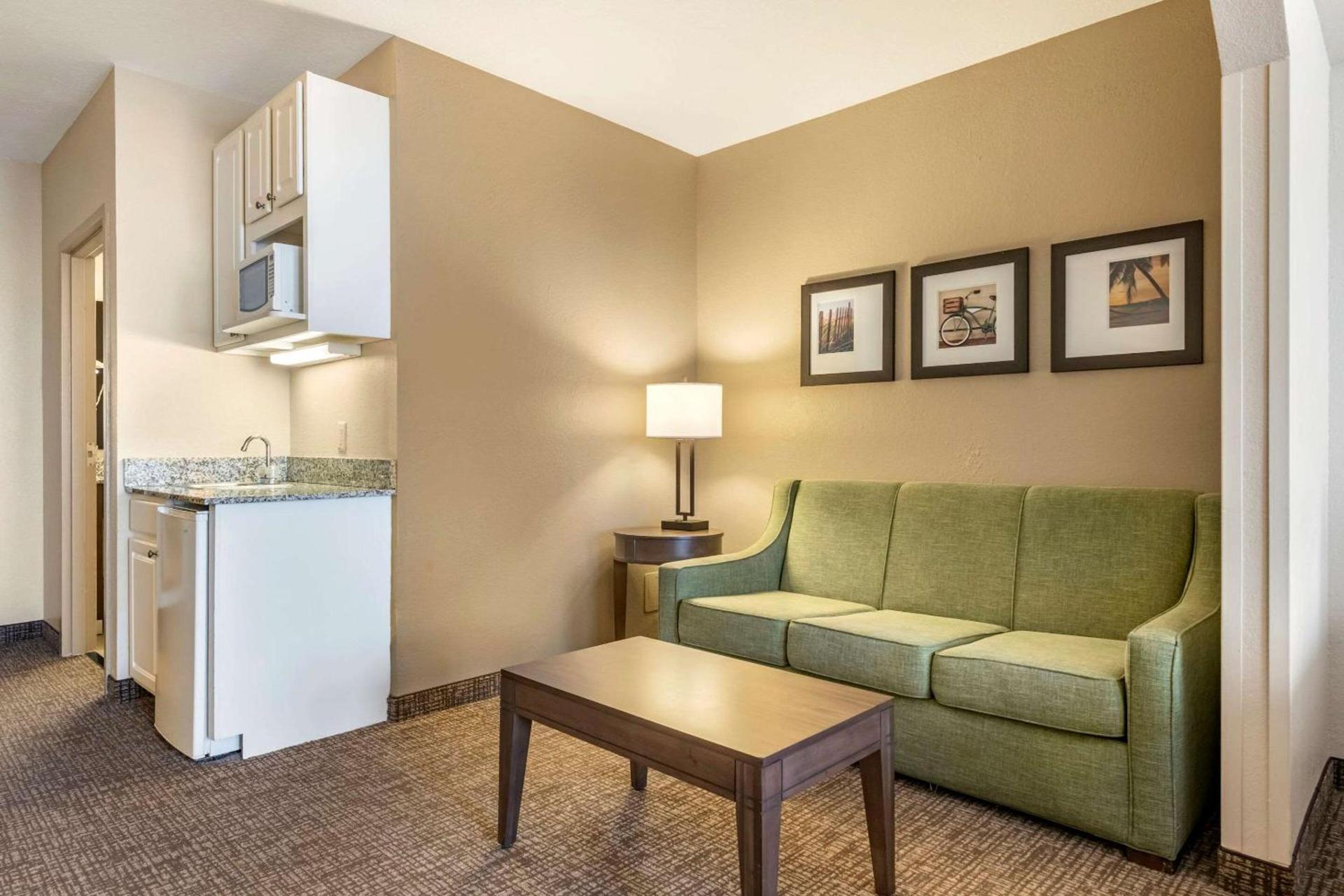 Comfort Suites Maingate East photo 13