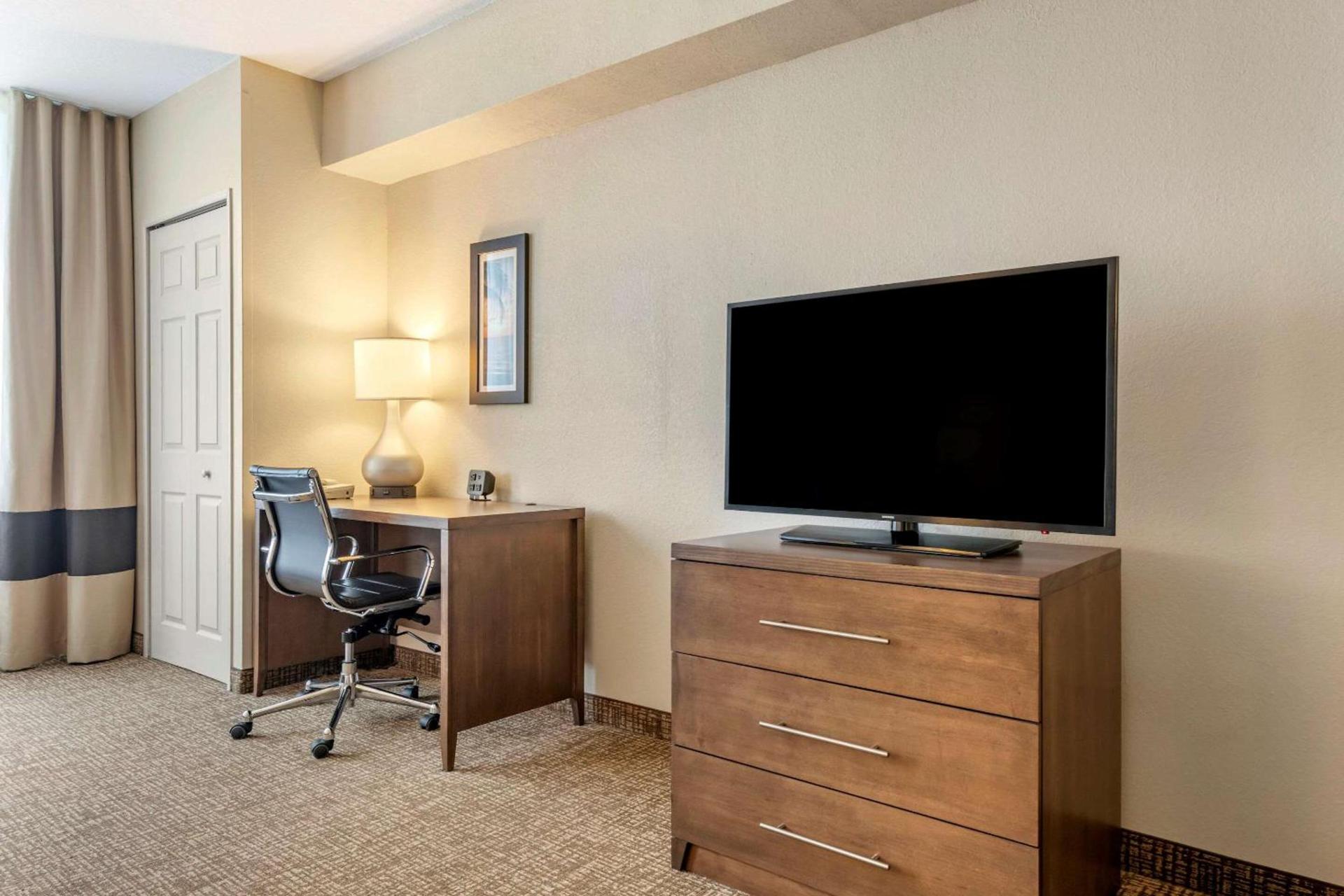 Comfort Suites Maingate East photo 14