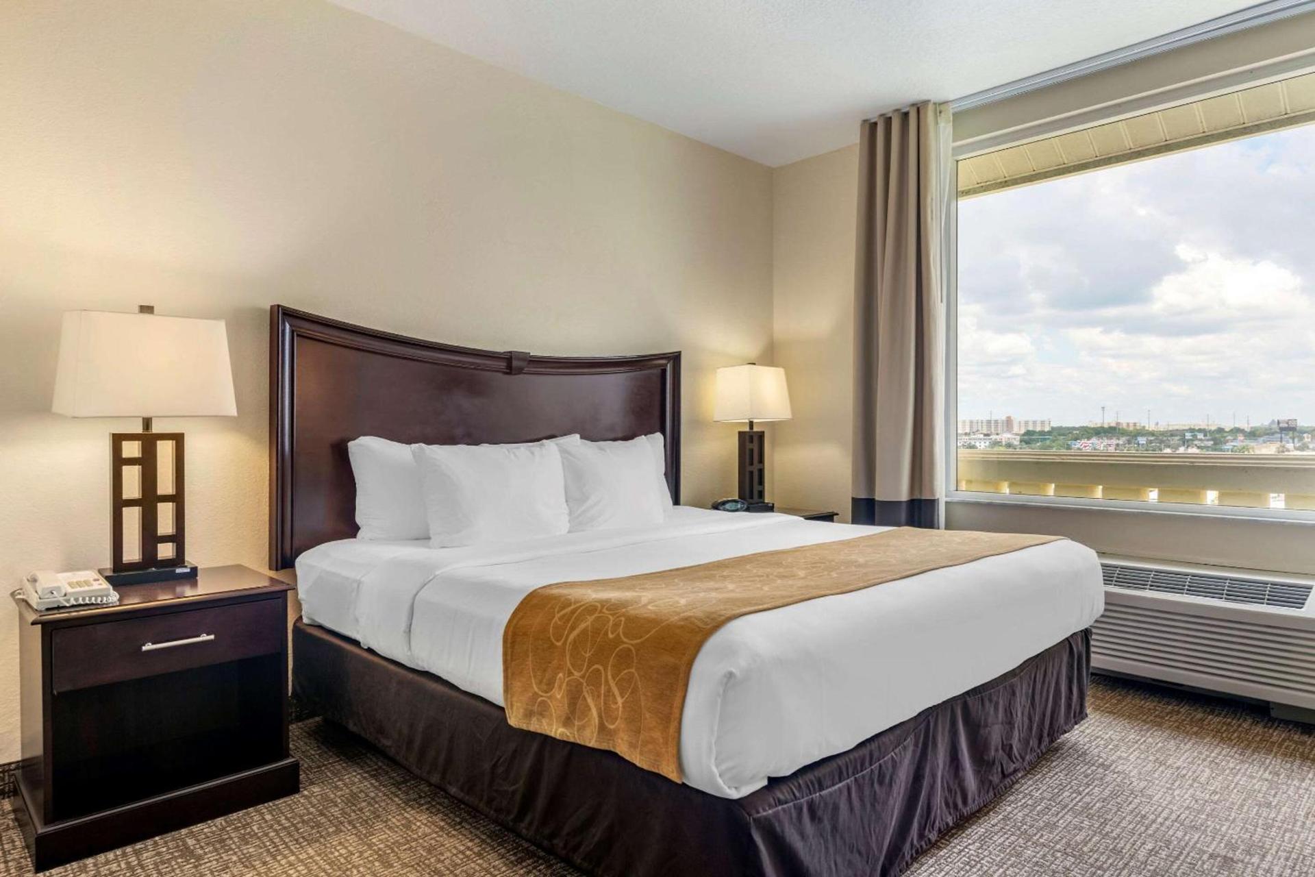 Comfort Suites Maingate East photo 35