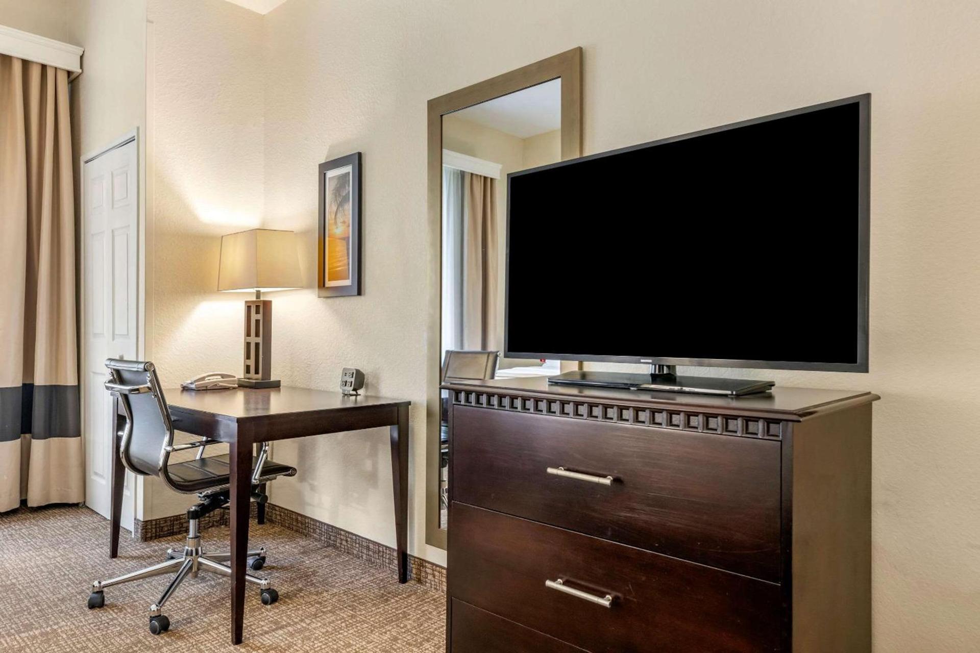 Comfort Suites Maingate East photo 15