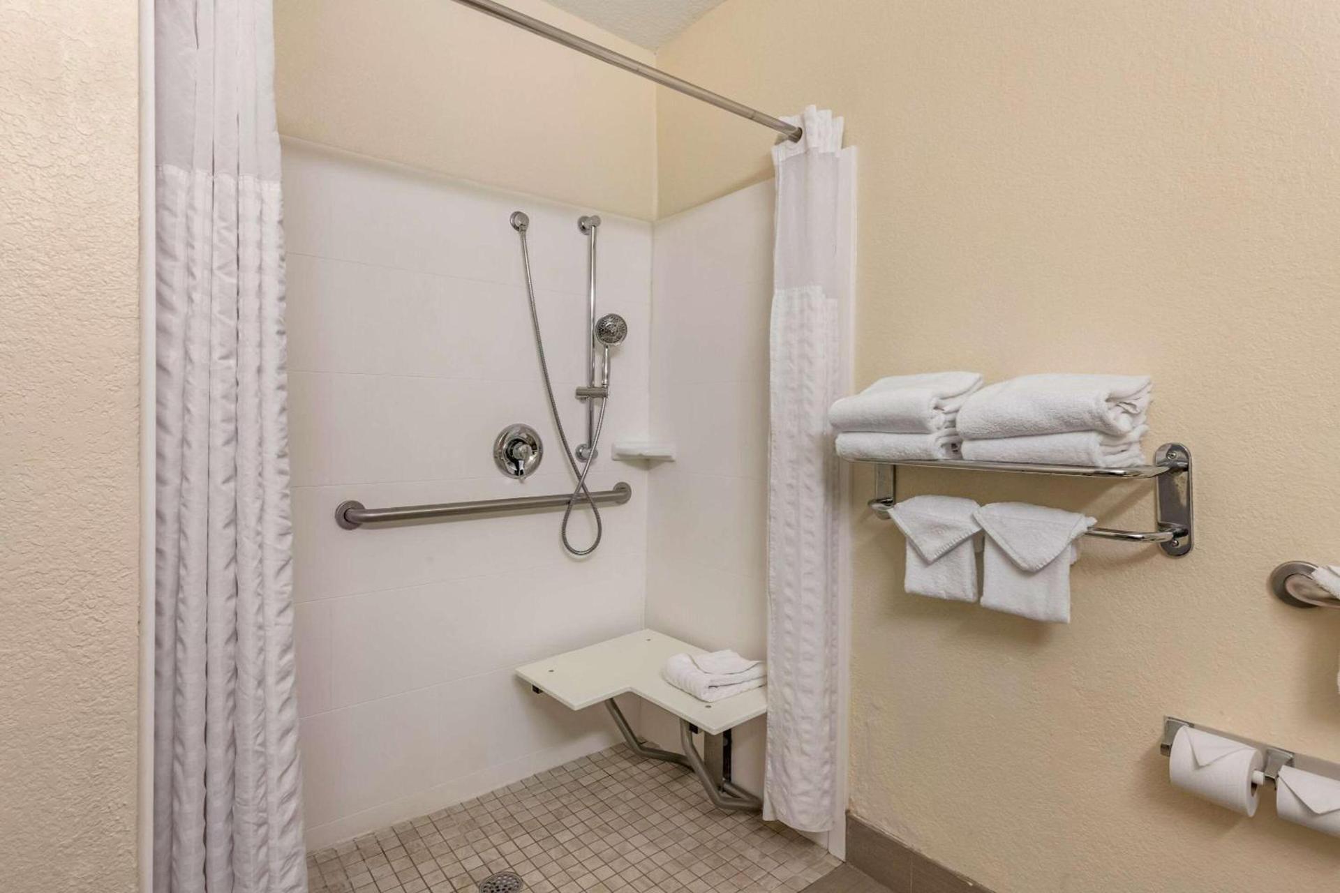 Comfort Suites Maingate East photo 3