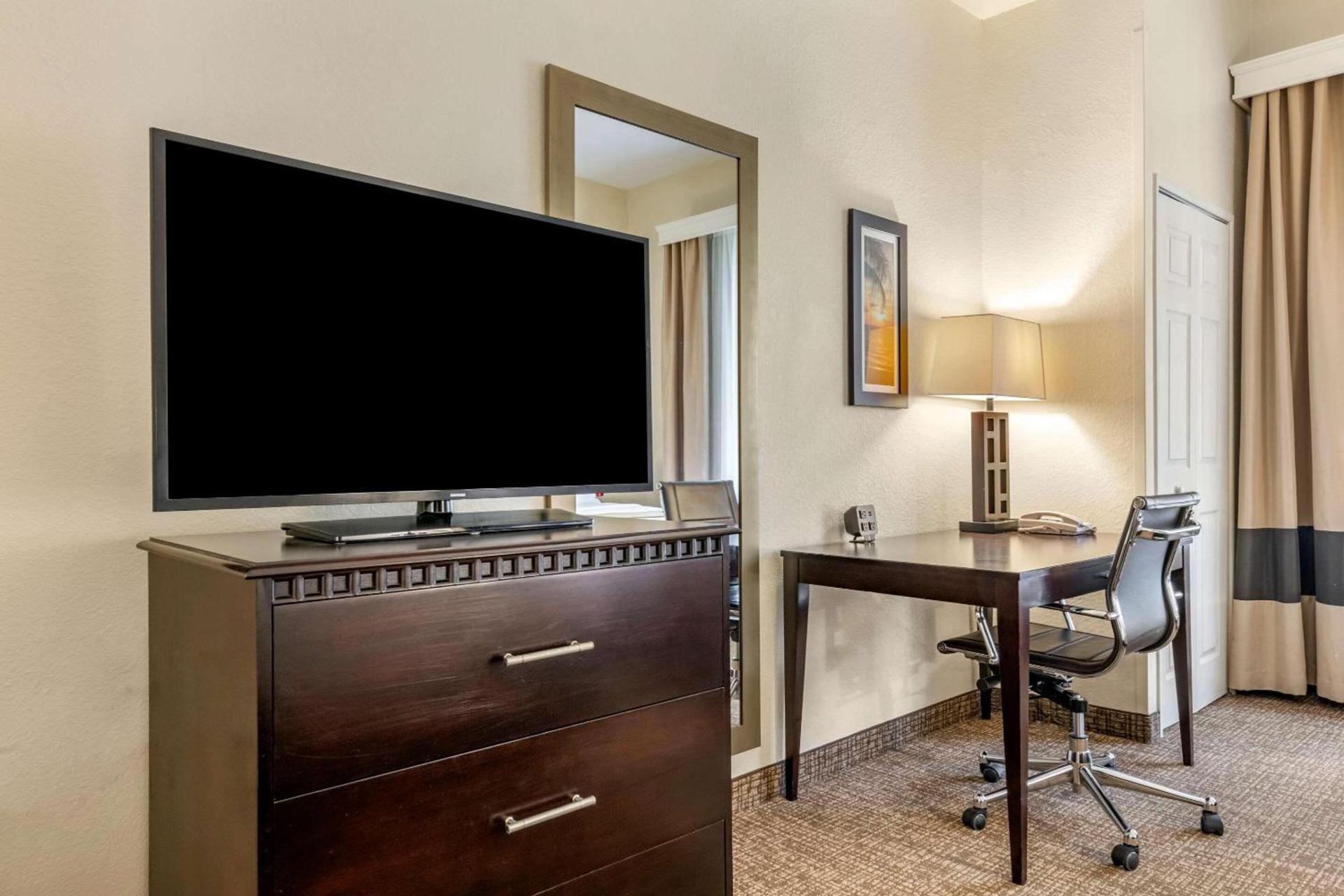 Comfort Suites Maingate East photo 18
