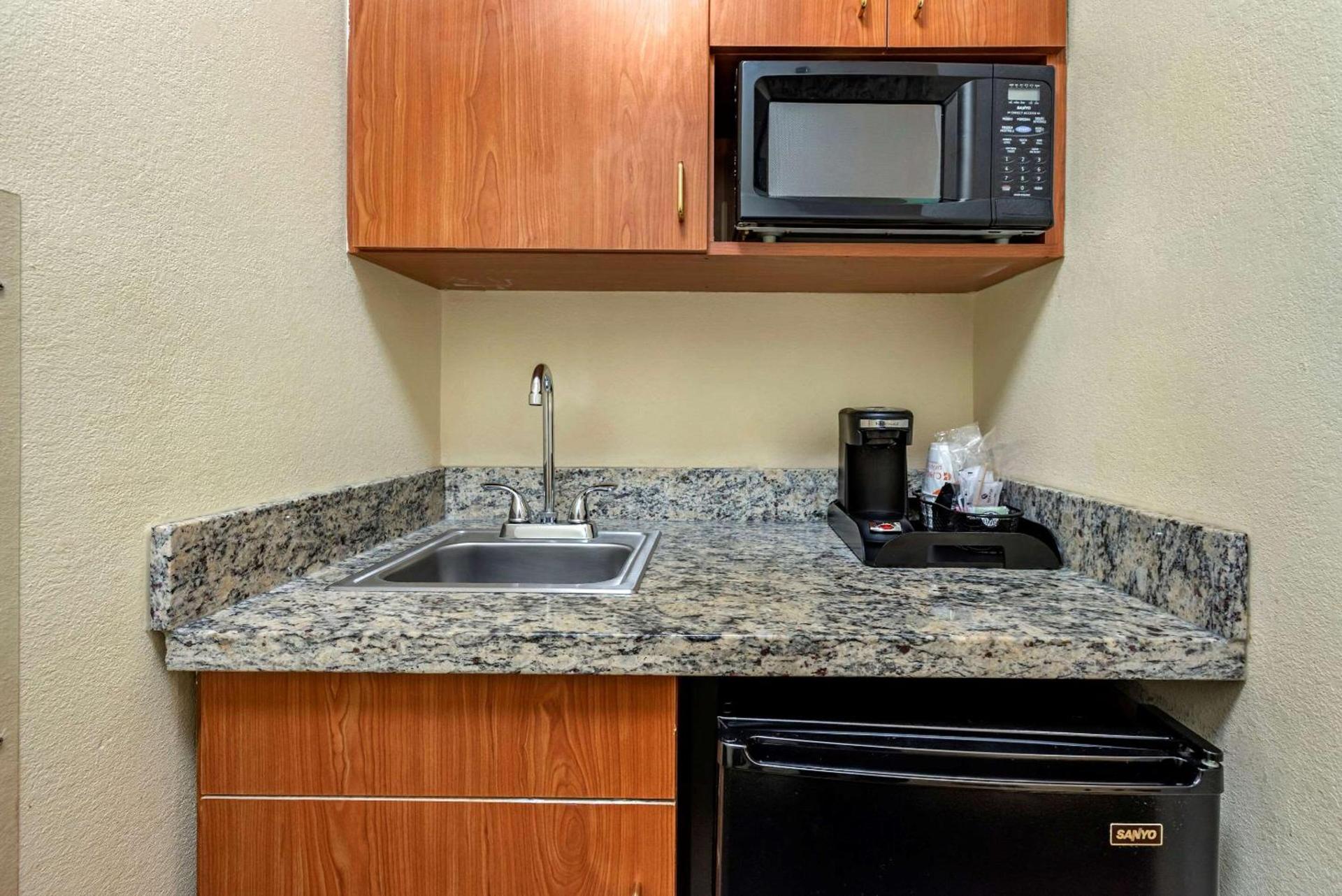 Comfort Suites Newark - Harrison photo 10