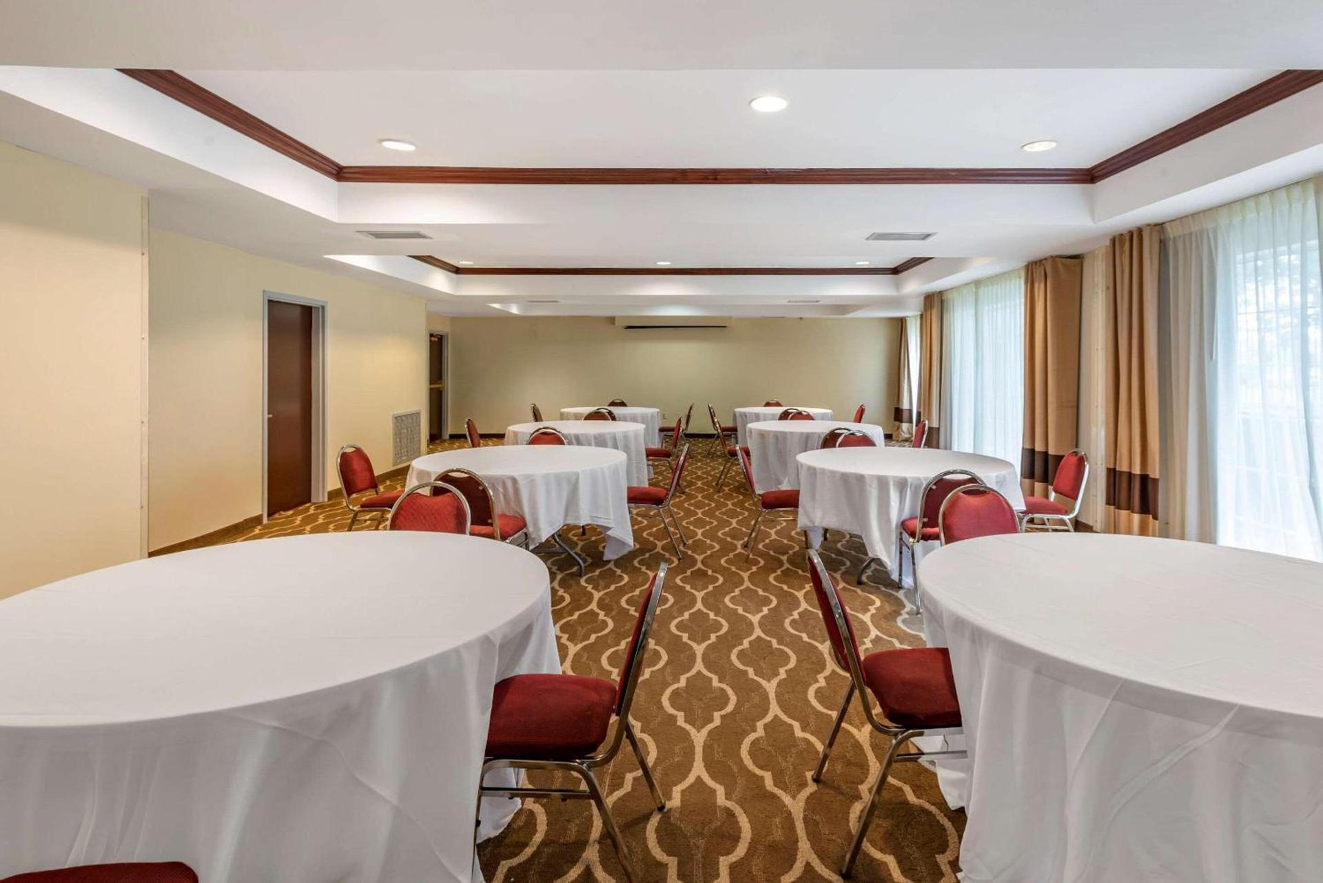 Comfort Suites Newark - Harrison photo 26