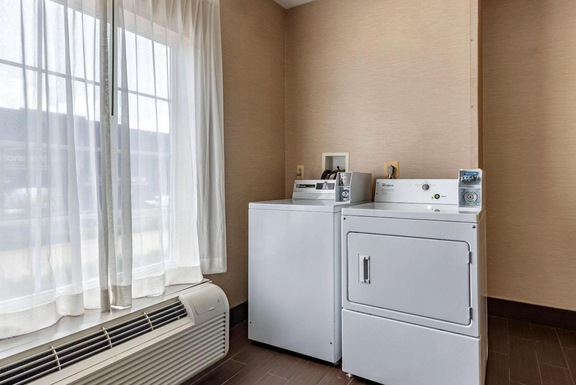 Comfort Suites Newark - Harrison photo 29