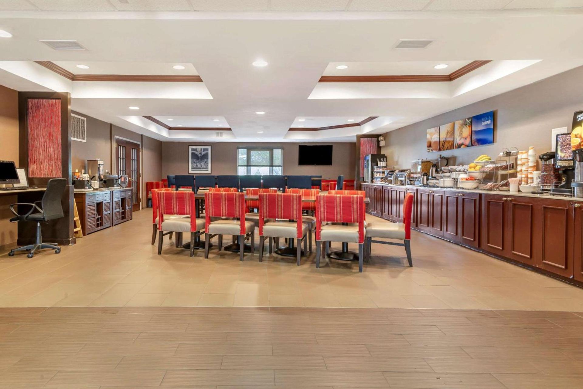 Comfort Suites Newark - Harrison photo 28