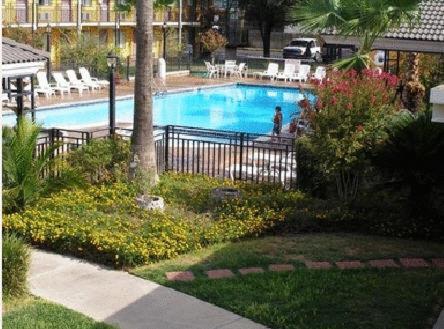 Americas Best Value Inn Laredo photo 3