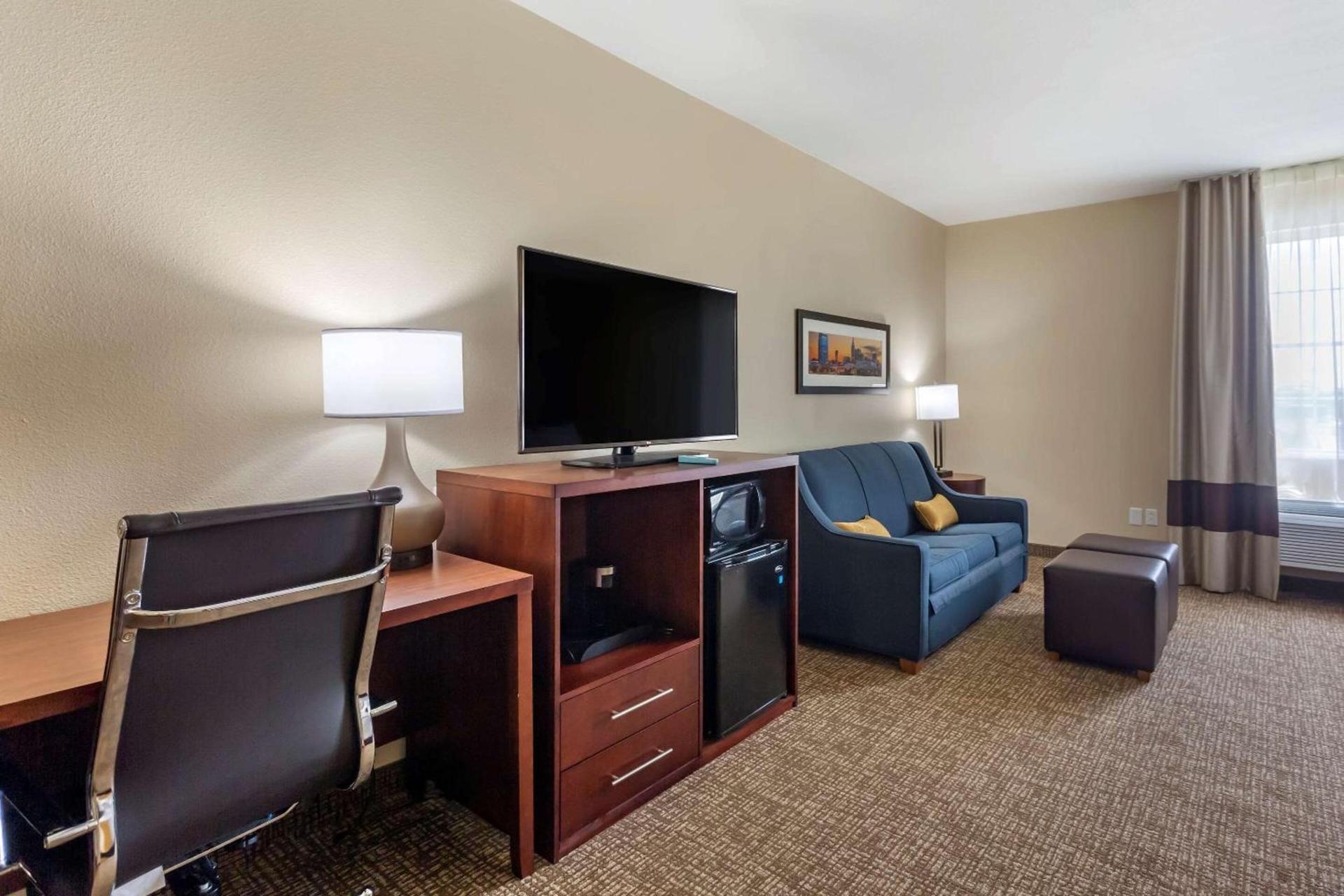 Comfort Suites Clarksville near Governors Square Mall photo 10