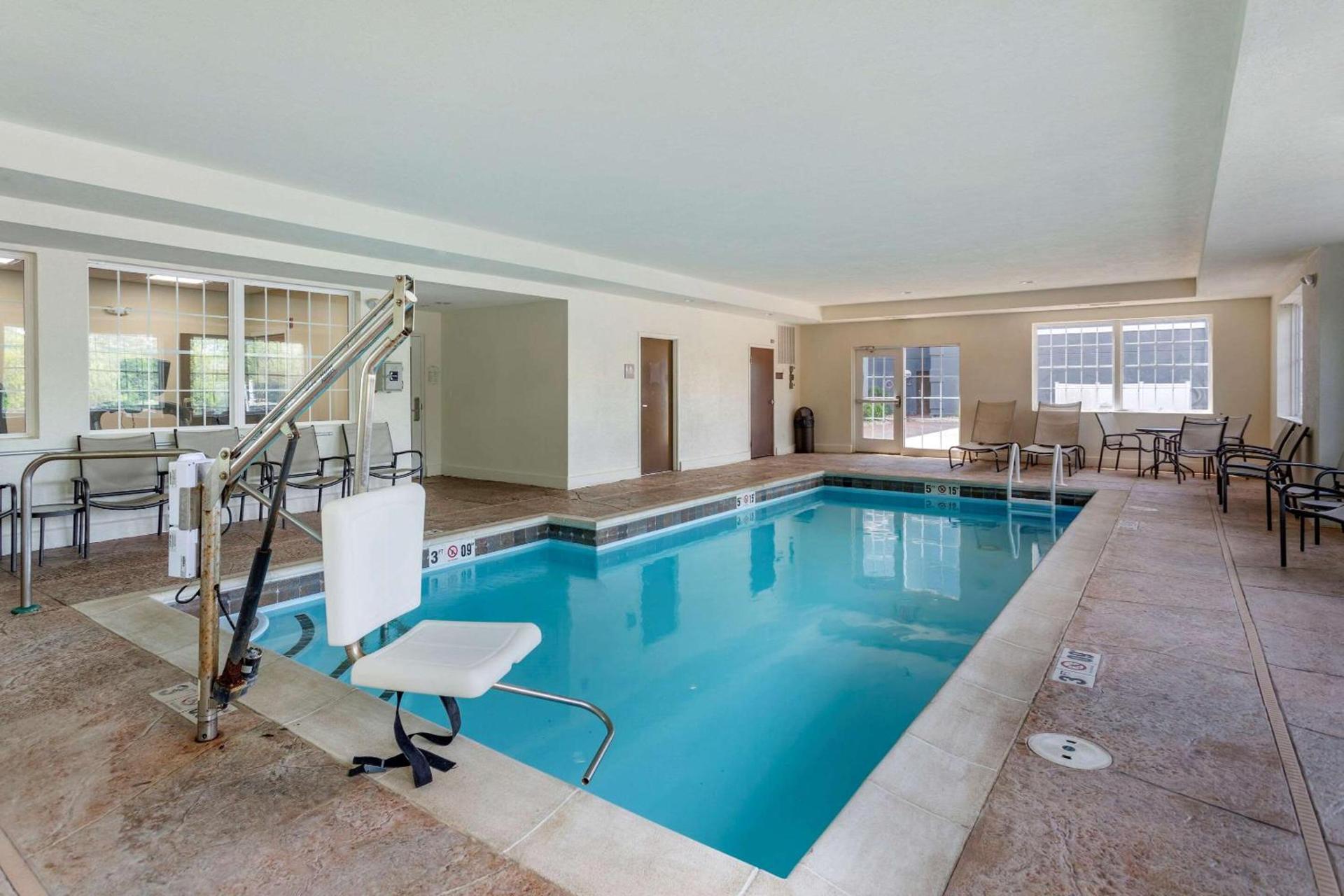 Comfort Suites Clarksville near Governors Square Mall photo 20