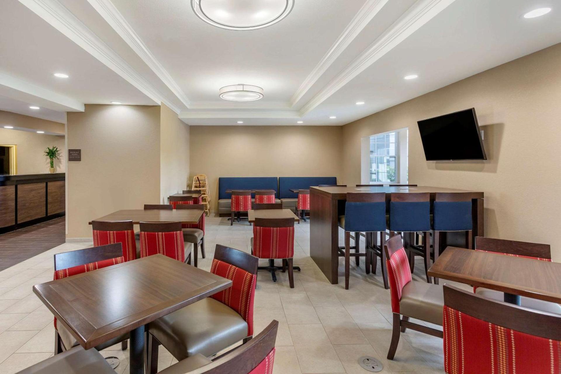 Comfort Suites Clarksville near Governors Square Mall photo 28