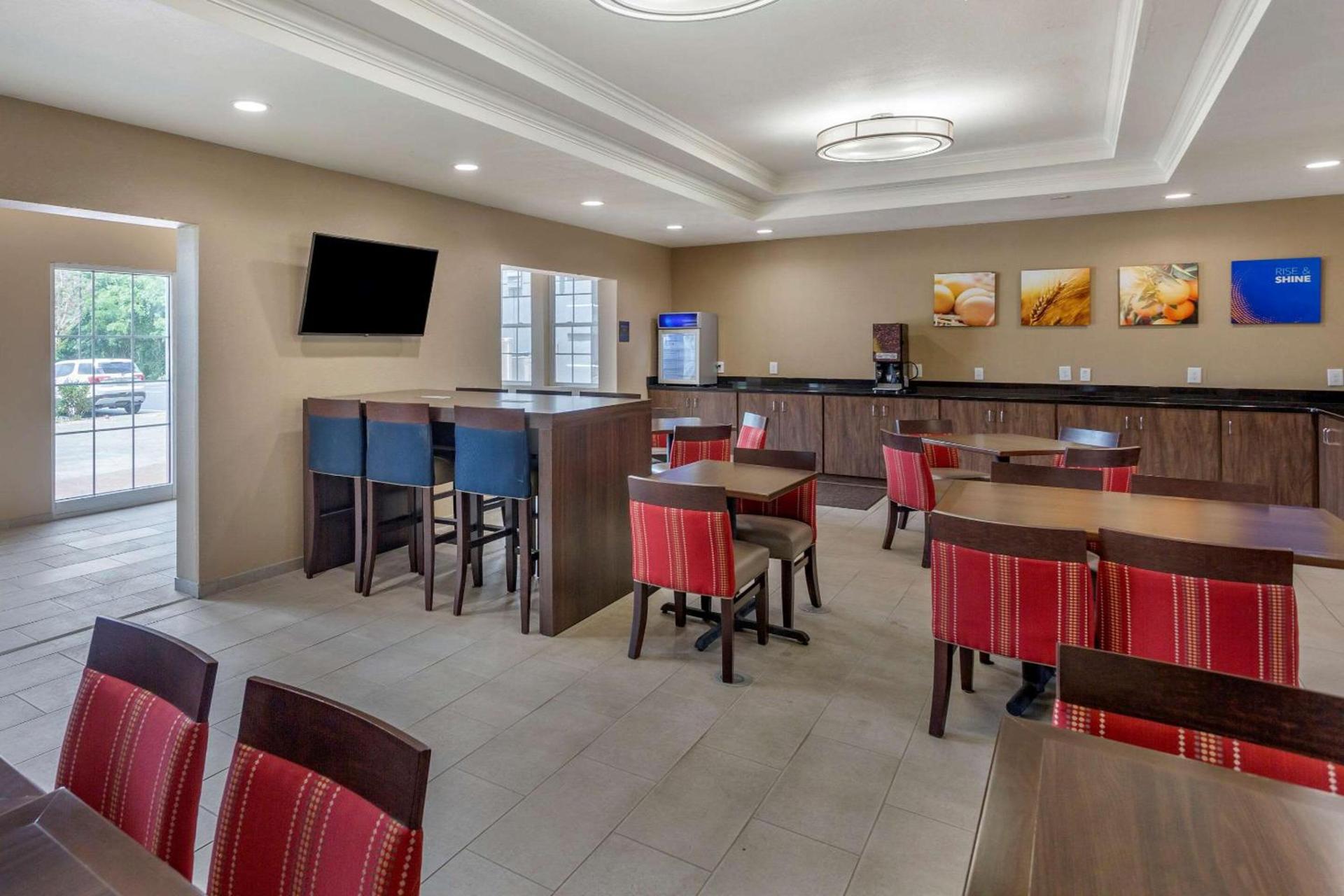 Comfort Suites Clarksville near Governors Square Mall photo 25