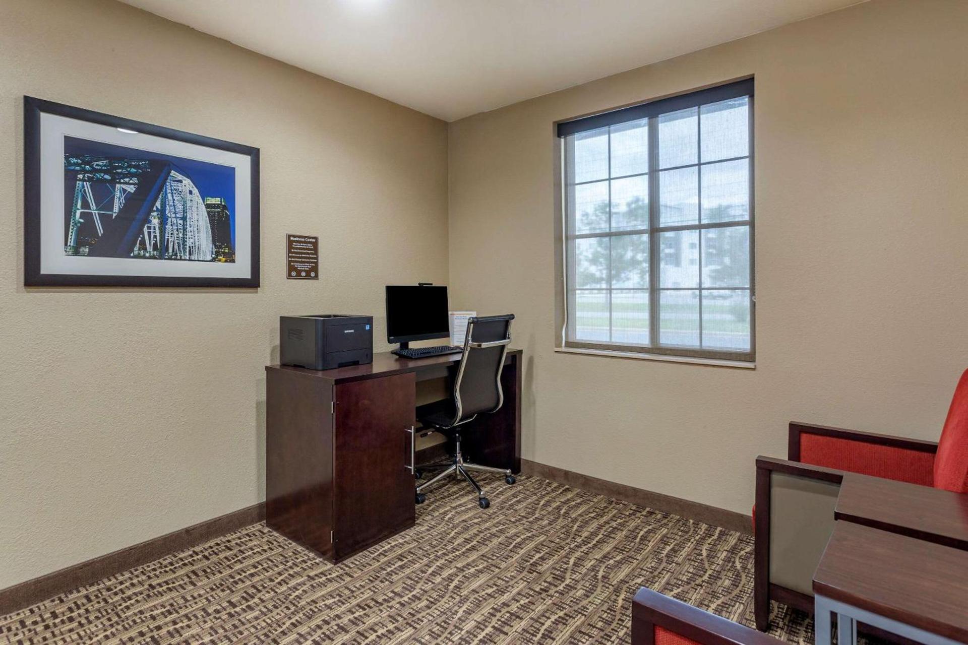 Comfort Suites Clarksville near Governors Square Mall photo 24