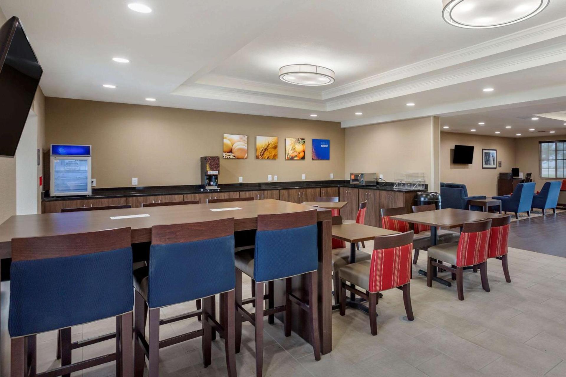 Comfort Suites Clarksville near Governors Square Mall photo 27