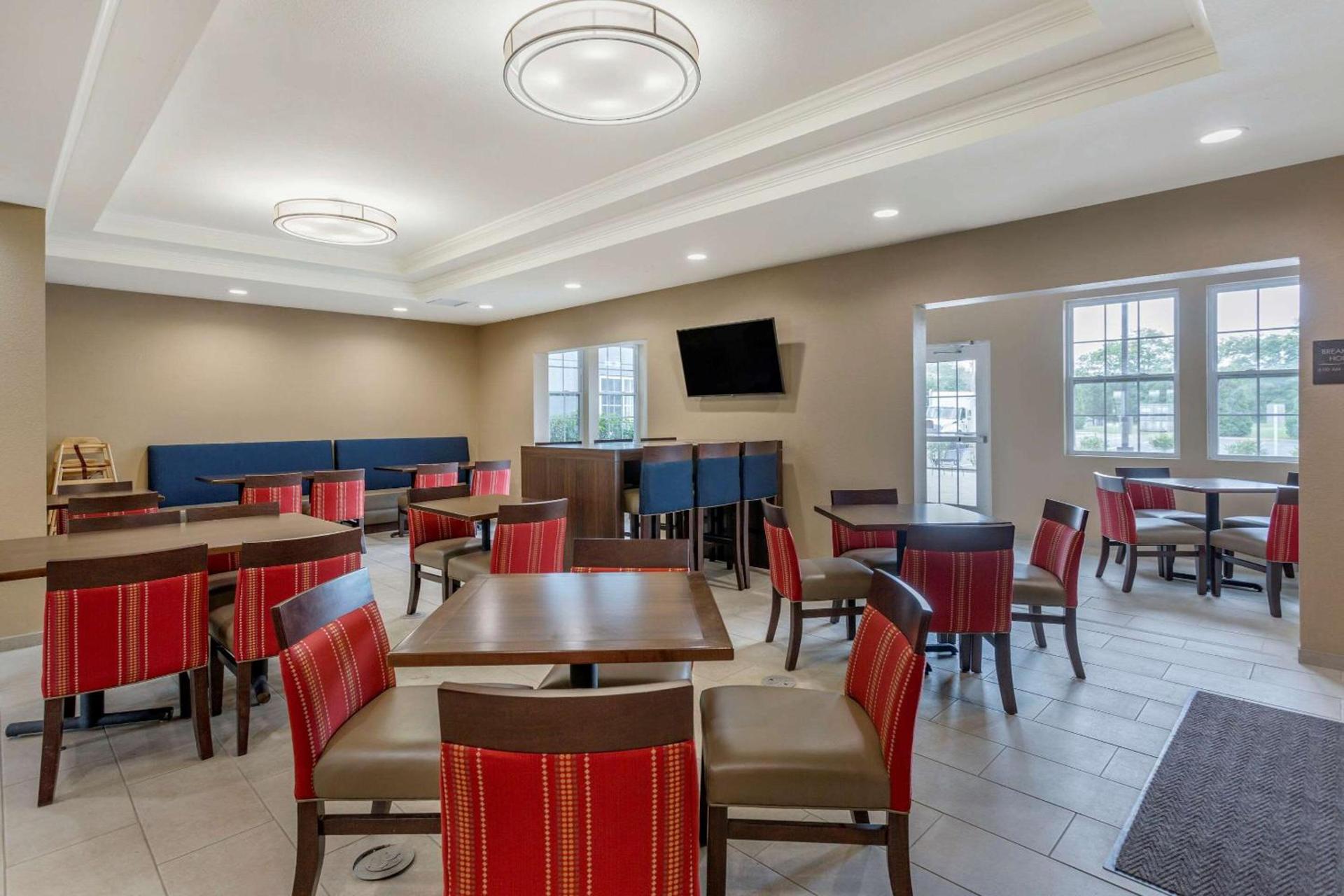 Comfort Suites Clarksville near Governors Square Mall photo 26