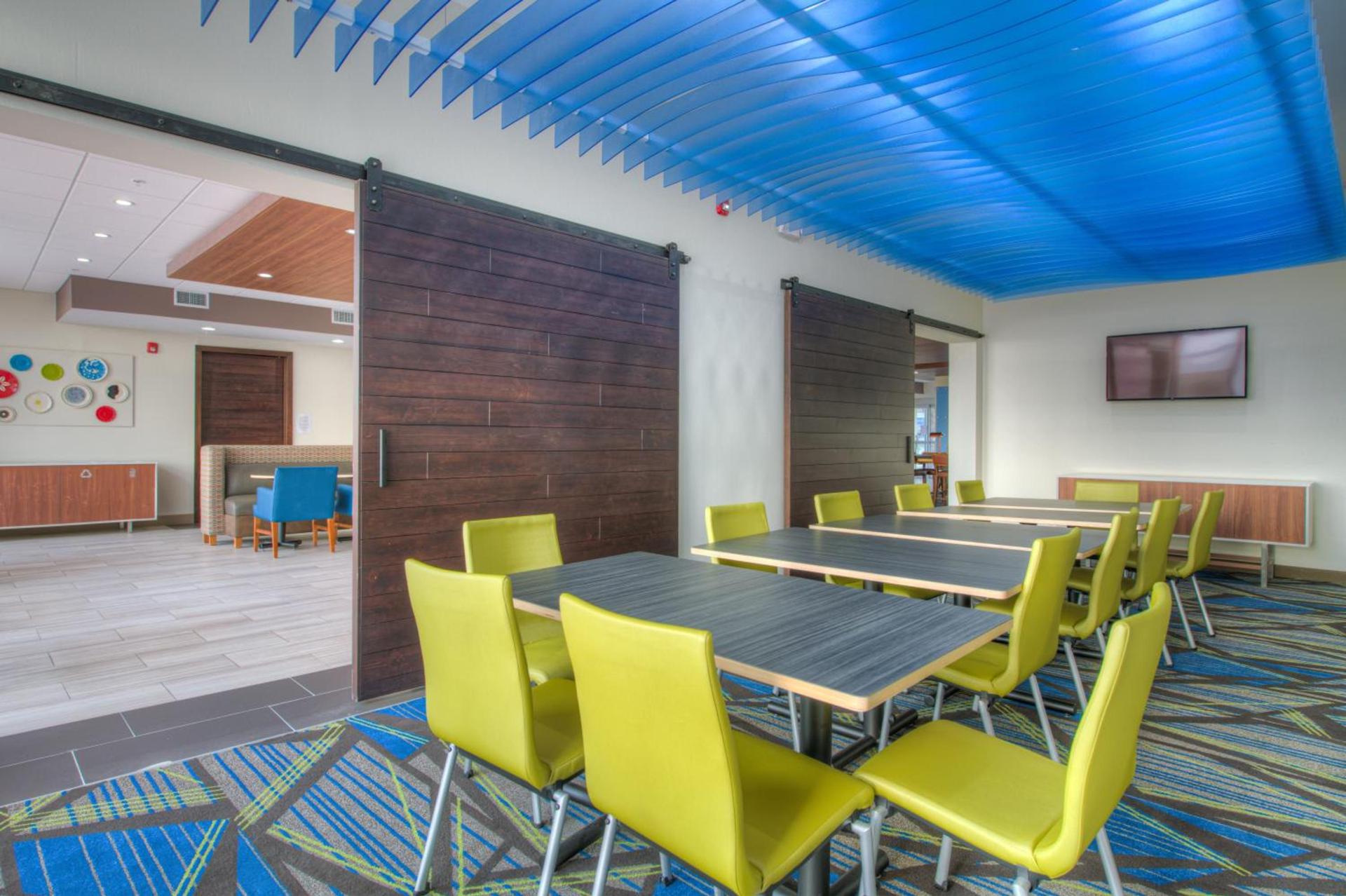 Holiday Inn Express & Suites - Remington by IHG photo 17