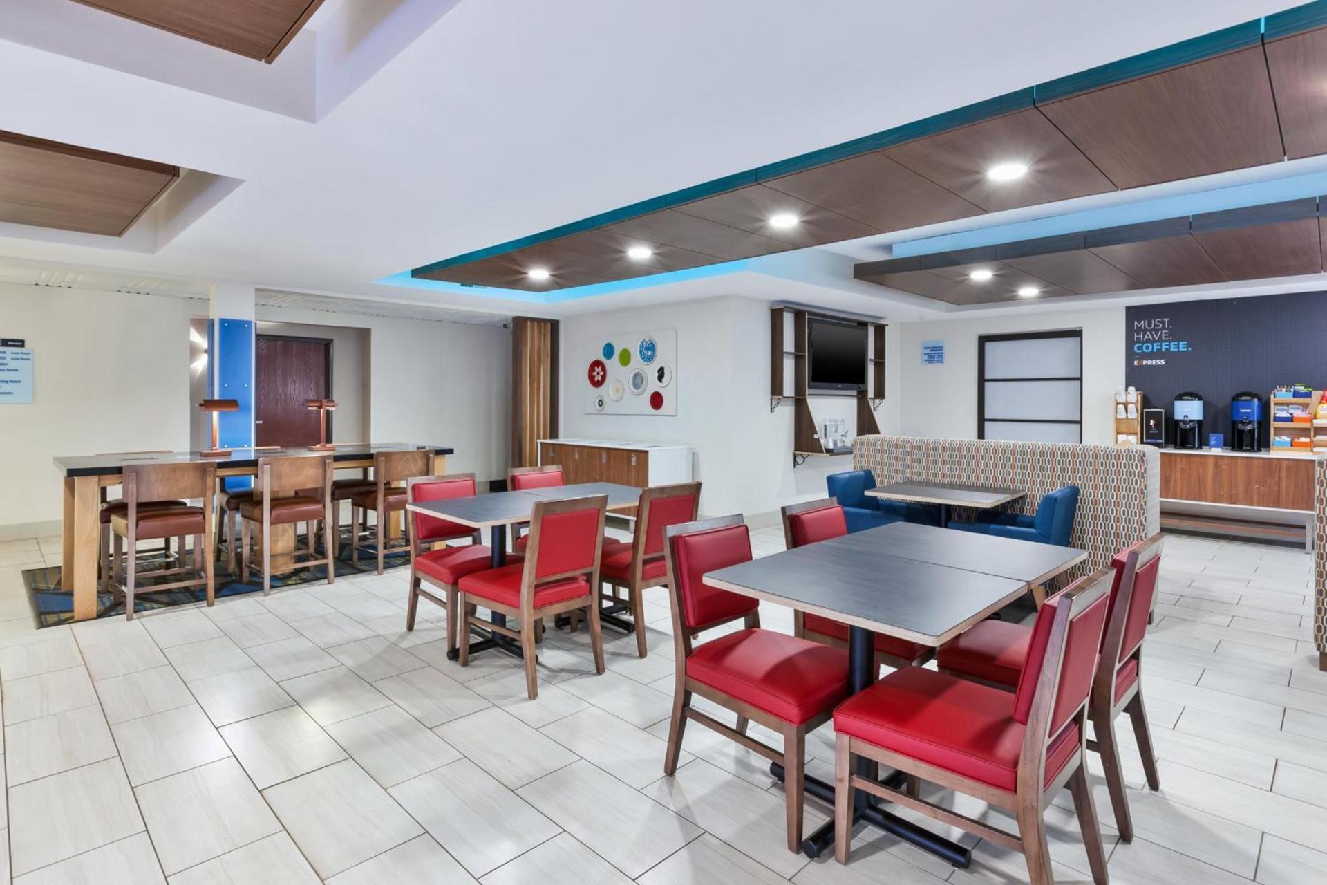 Holiday Inn Express and Suites Three Rivers by IHG photo 12