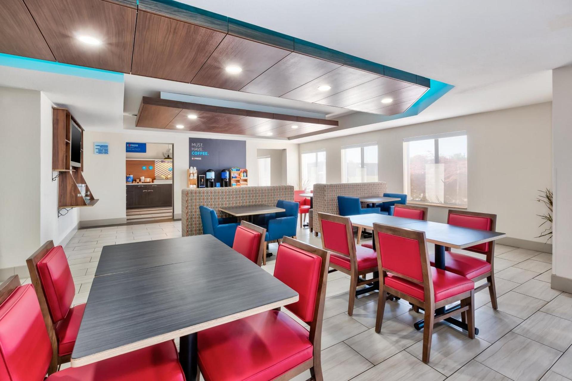 Holiday Inn Express and Suites Three Rivers by IHG photo 3