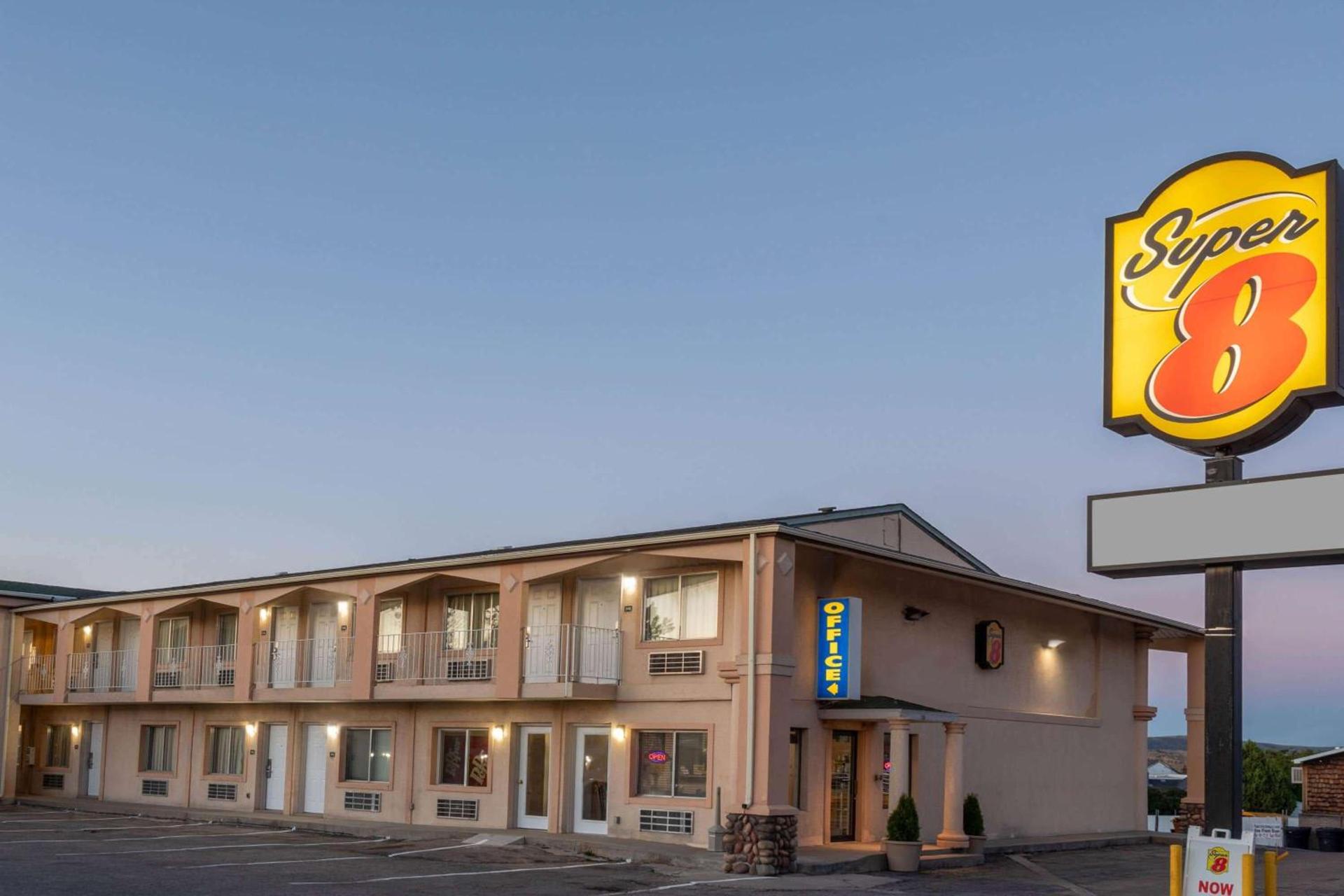 Super 8 by Wyndham Evanston photo 2