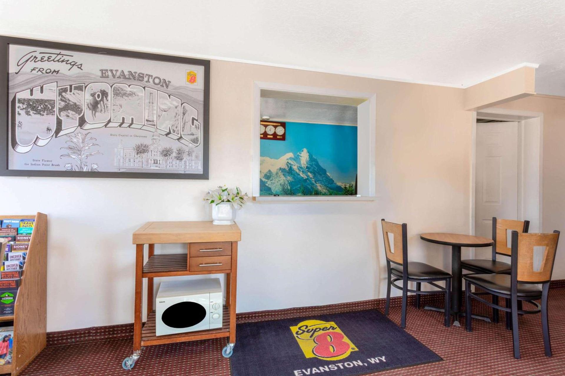 Super 8 by Wyndham Evanston photo 3