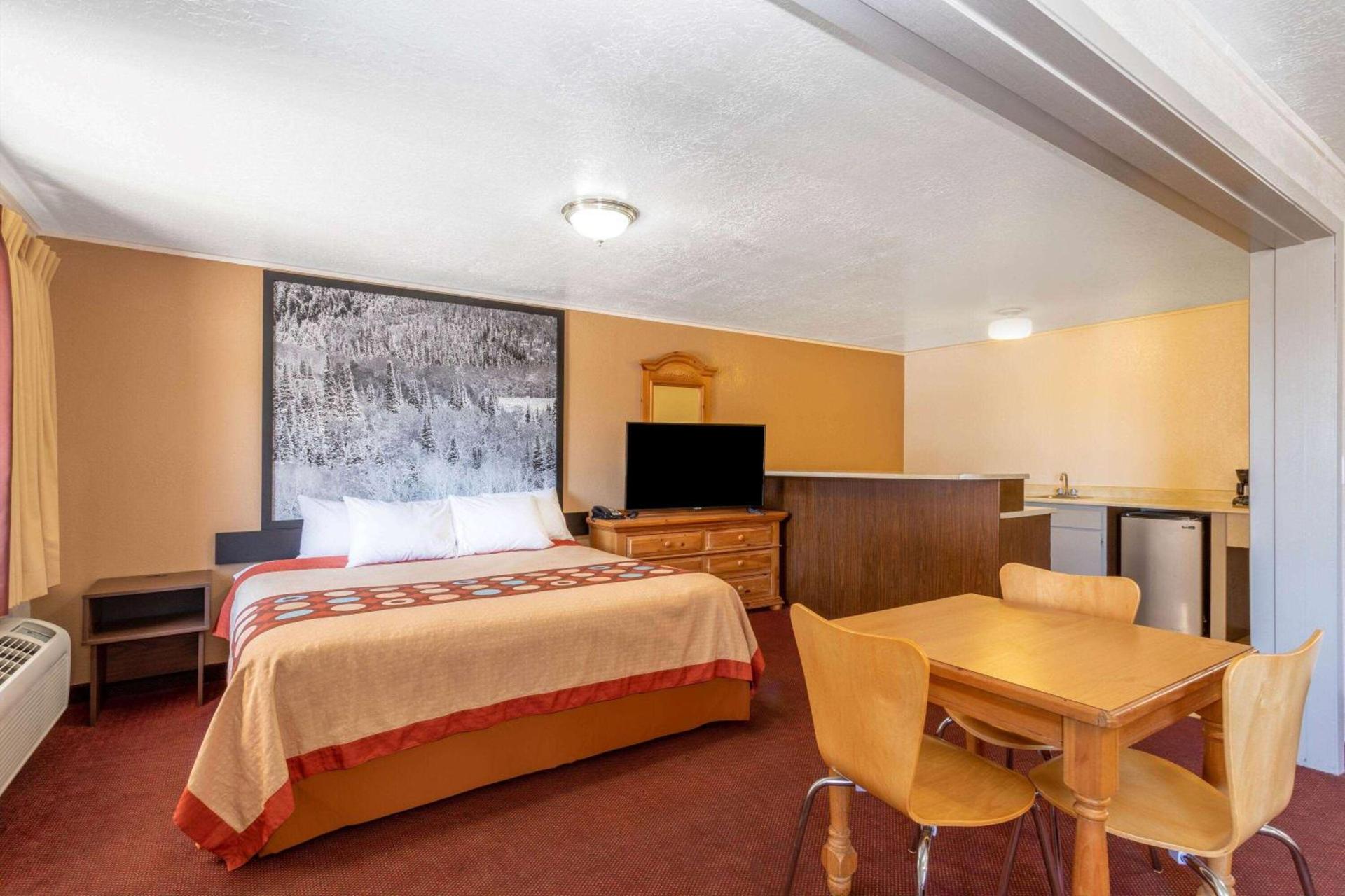 Super 8 by Wyndham Evanston photo 13