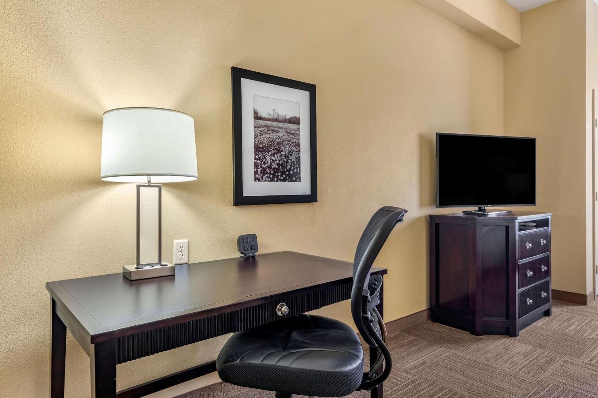 Comfort Suites Frisco photo 11