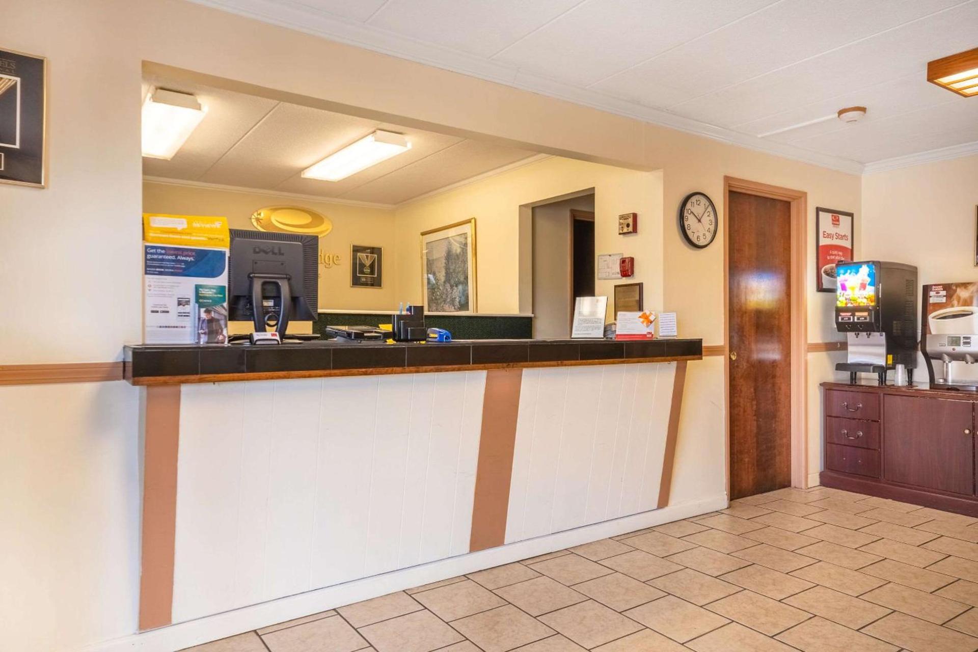 Econo Lodge Inn & Suites Windsor Locks Bradley Airport photo 2