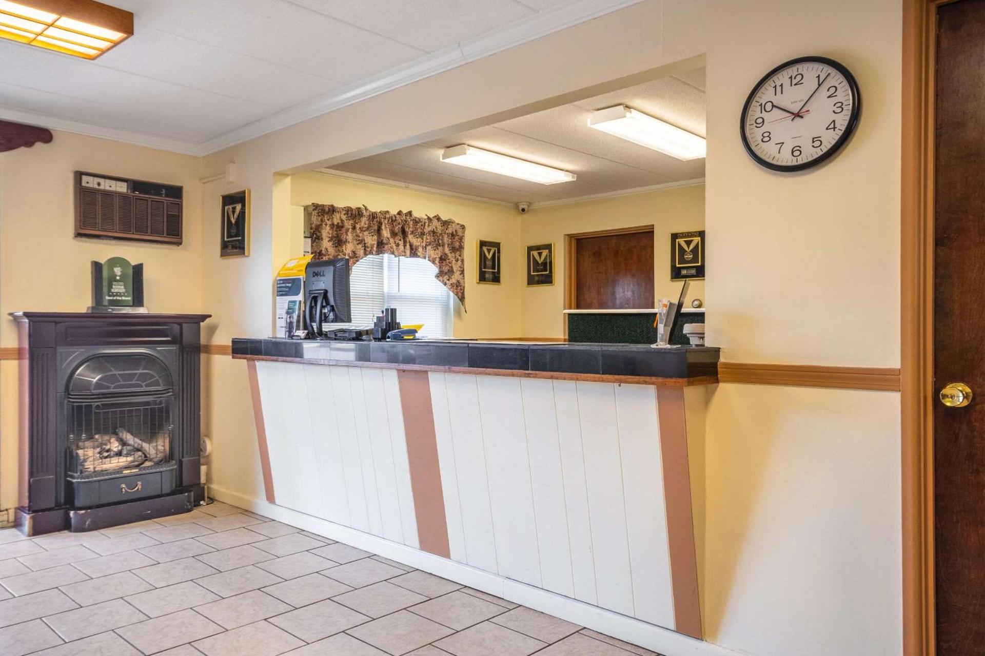 Econo Lodge Inn & Suites Windsor Locks Bradley Airport photo 3