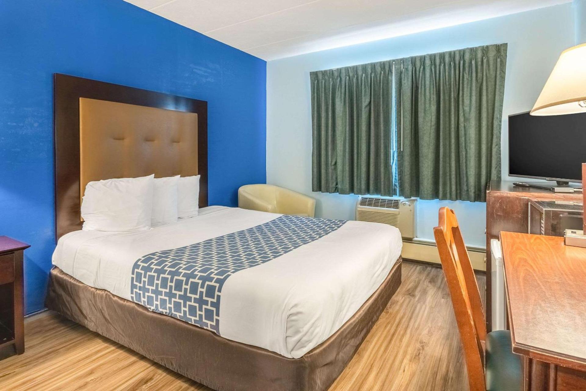 Econo Lodge Inn & Suites Windsor Locks Bradley Airport photo 4