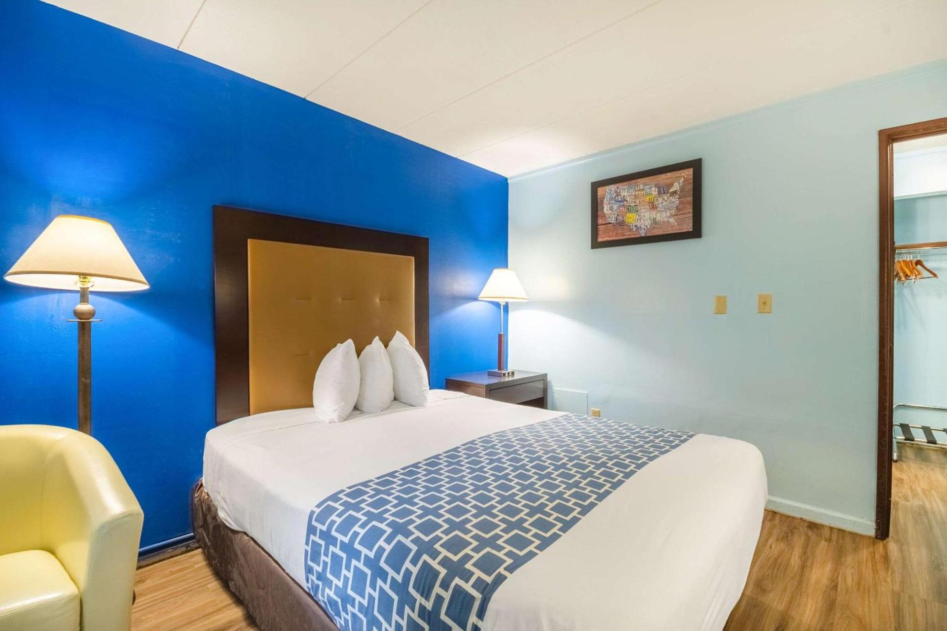 Econo Lodge Inn & Suites Windsor Locks Bradley Airport photo 6