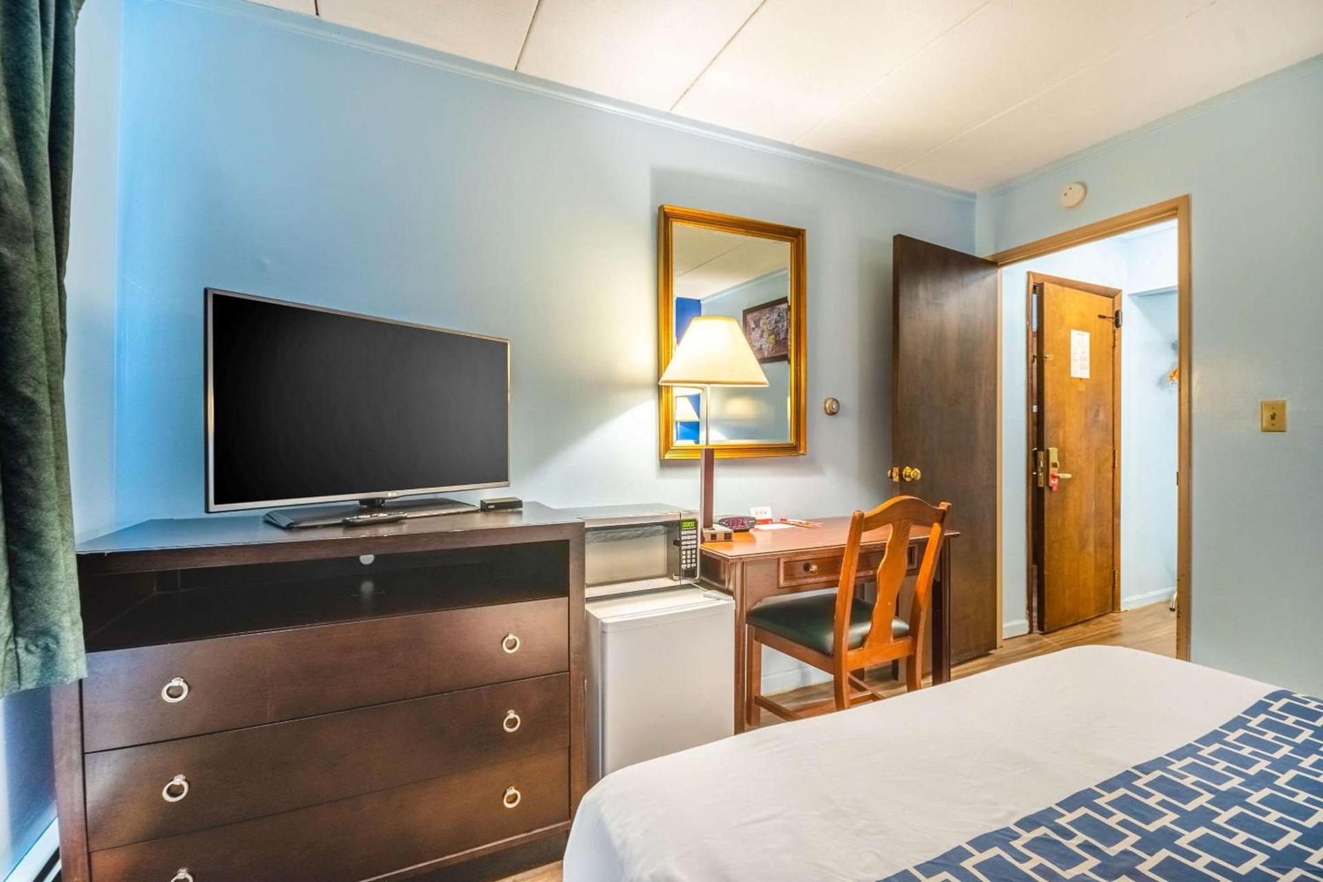 Econo Lodge Inn & Suites Windsor Locks Bradley Airport photo 9