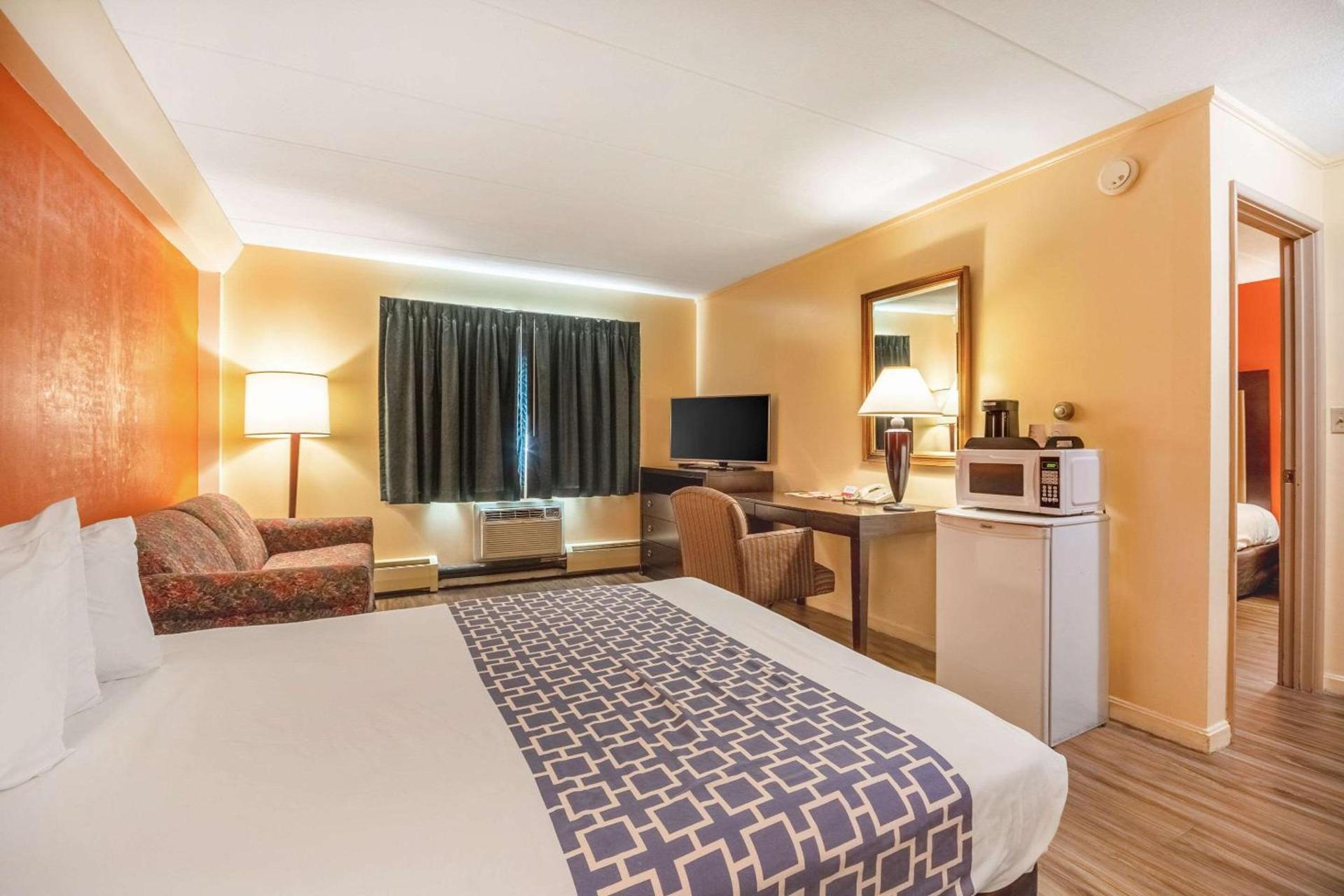 Econo Lodge Inn & Suites Windsor Locks Bradley Airport photo 12