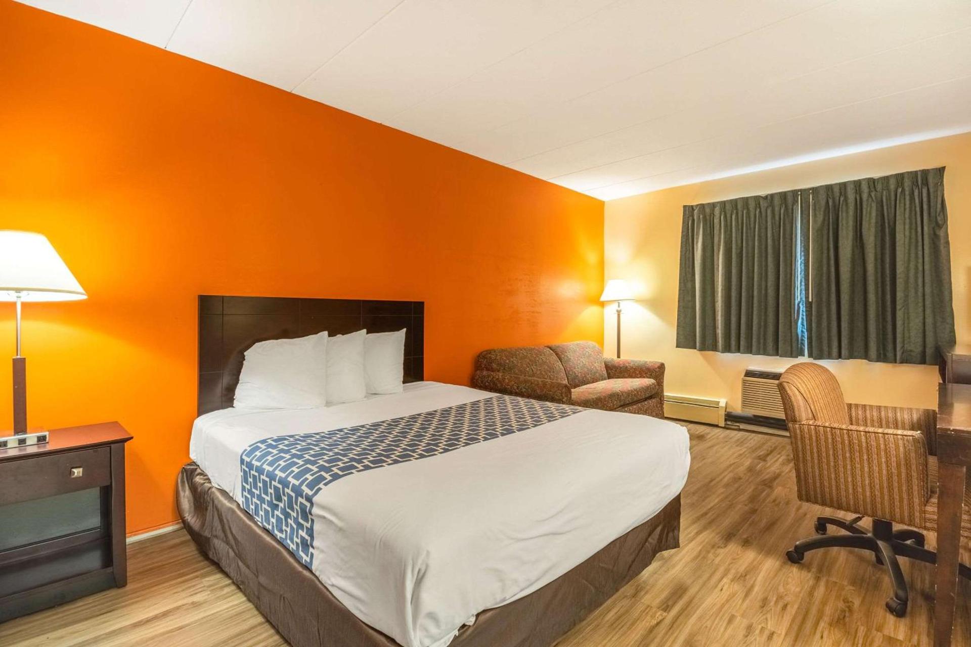Econo Lodge Inn & Suites Windsor Locks Bradley Airport photo 15