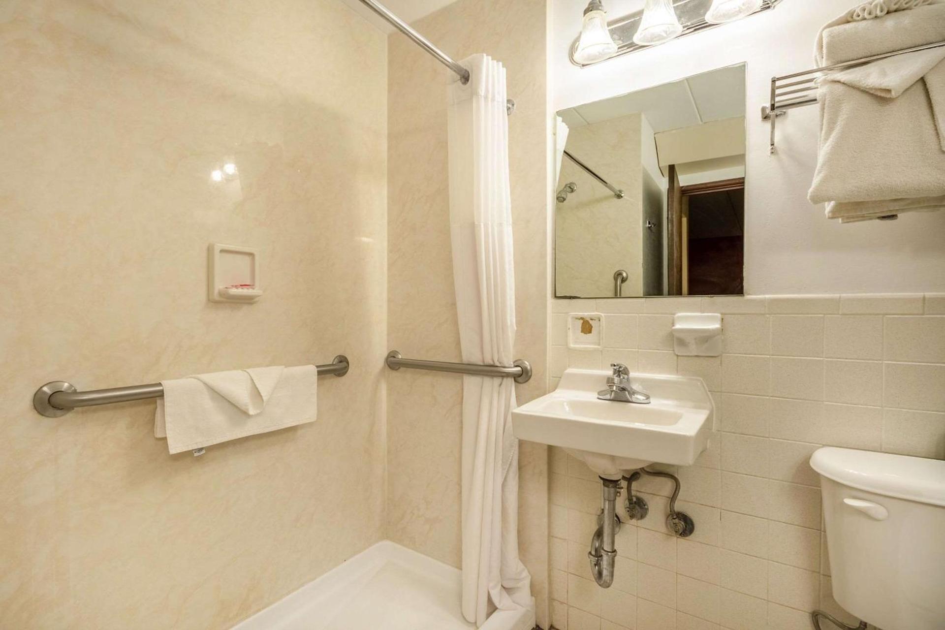 Econo Lodge Inn & Suites Windsor Locks Bradley Airport photo 14