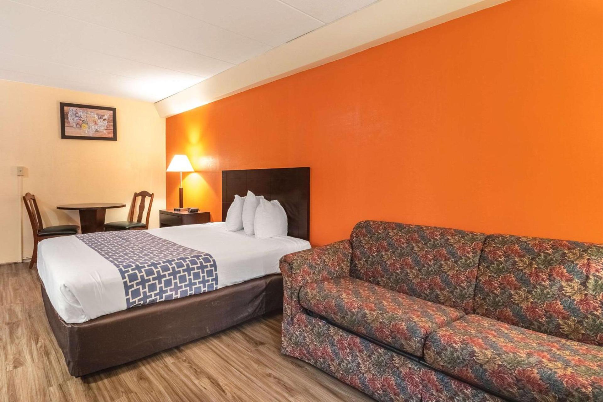Econo Lodge Inn & Suites Windsor Locks Bradley Airport photo 13