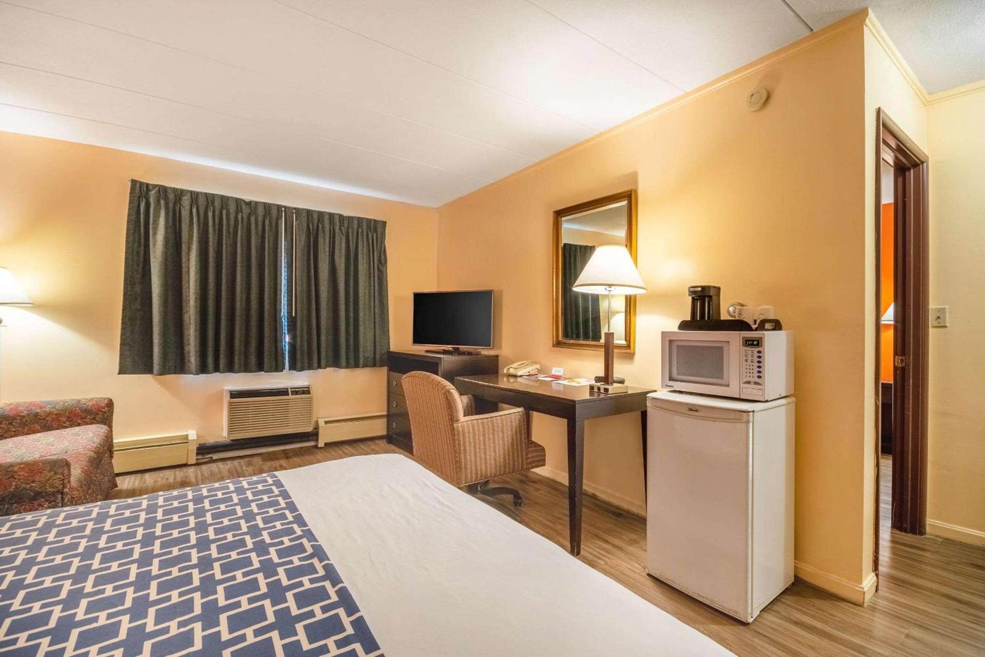 Econo Lodge Inn & Suites Windsor Locks Bradley Airport photo 16