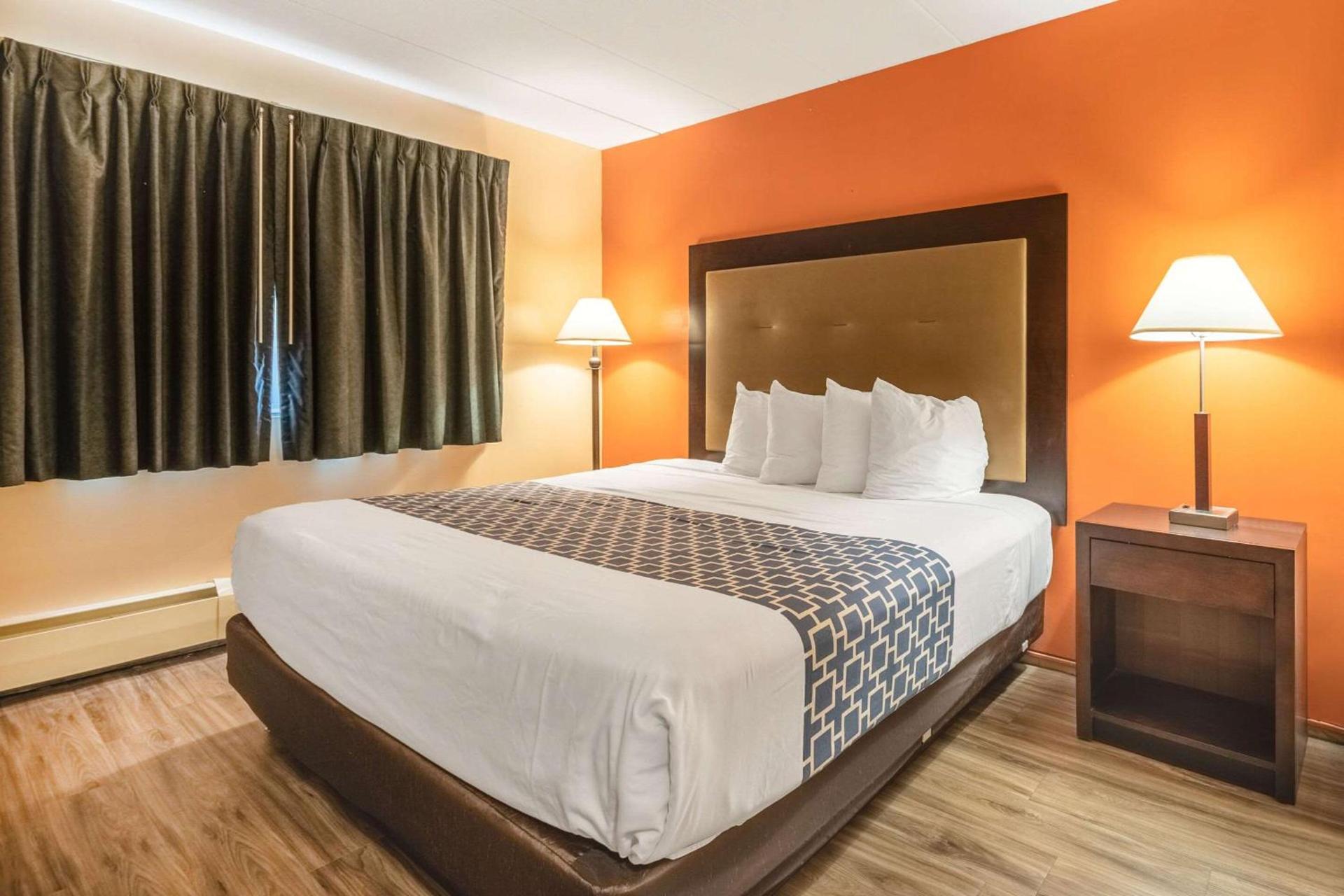 Econo Lodge Inn & Suites Windsor Locks Bradley Airport photo 17