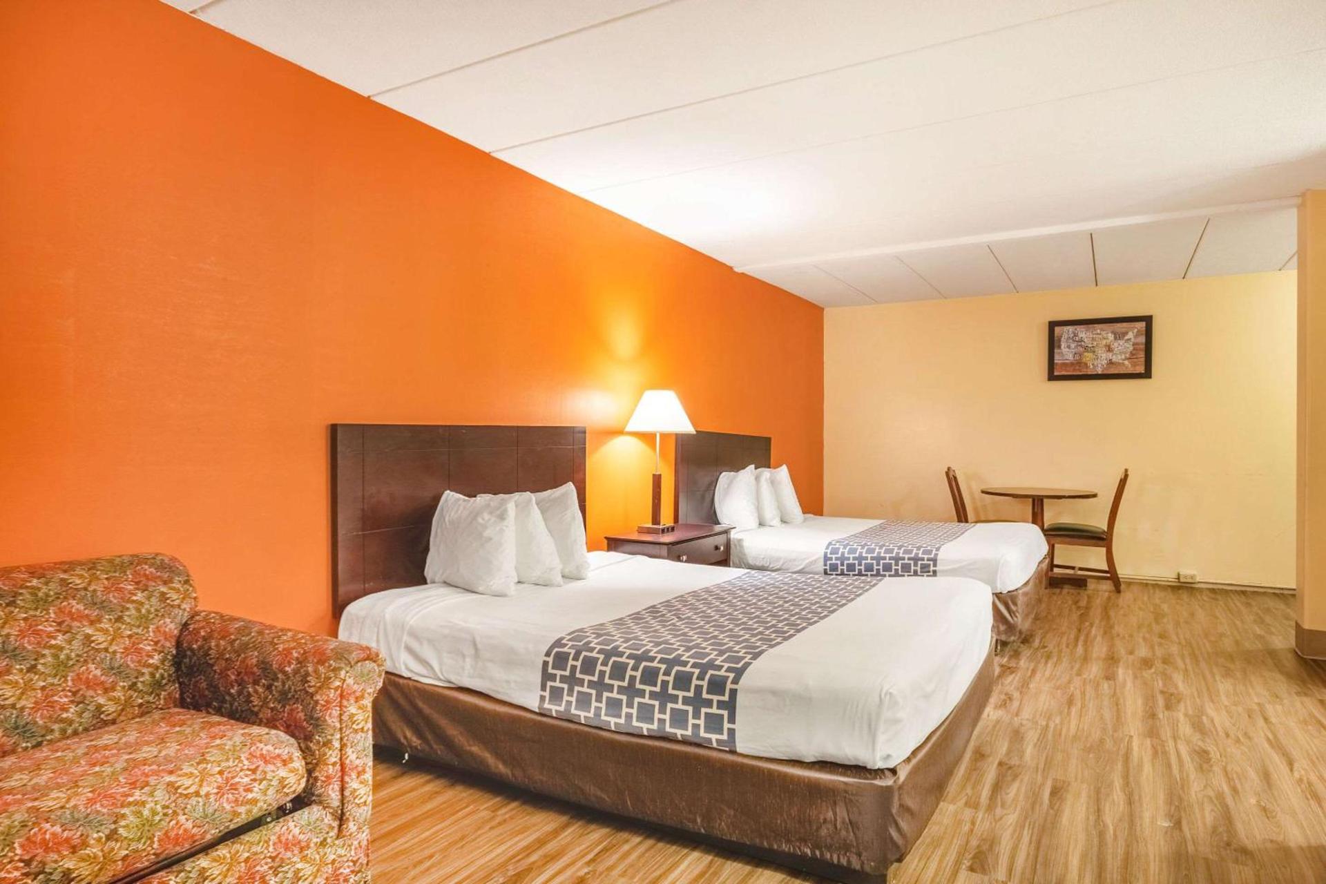 Econo Lodge Inn & Suites Windsor Locks Bradley Airport photo 20