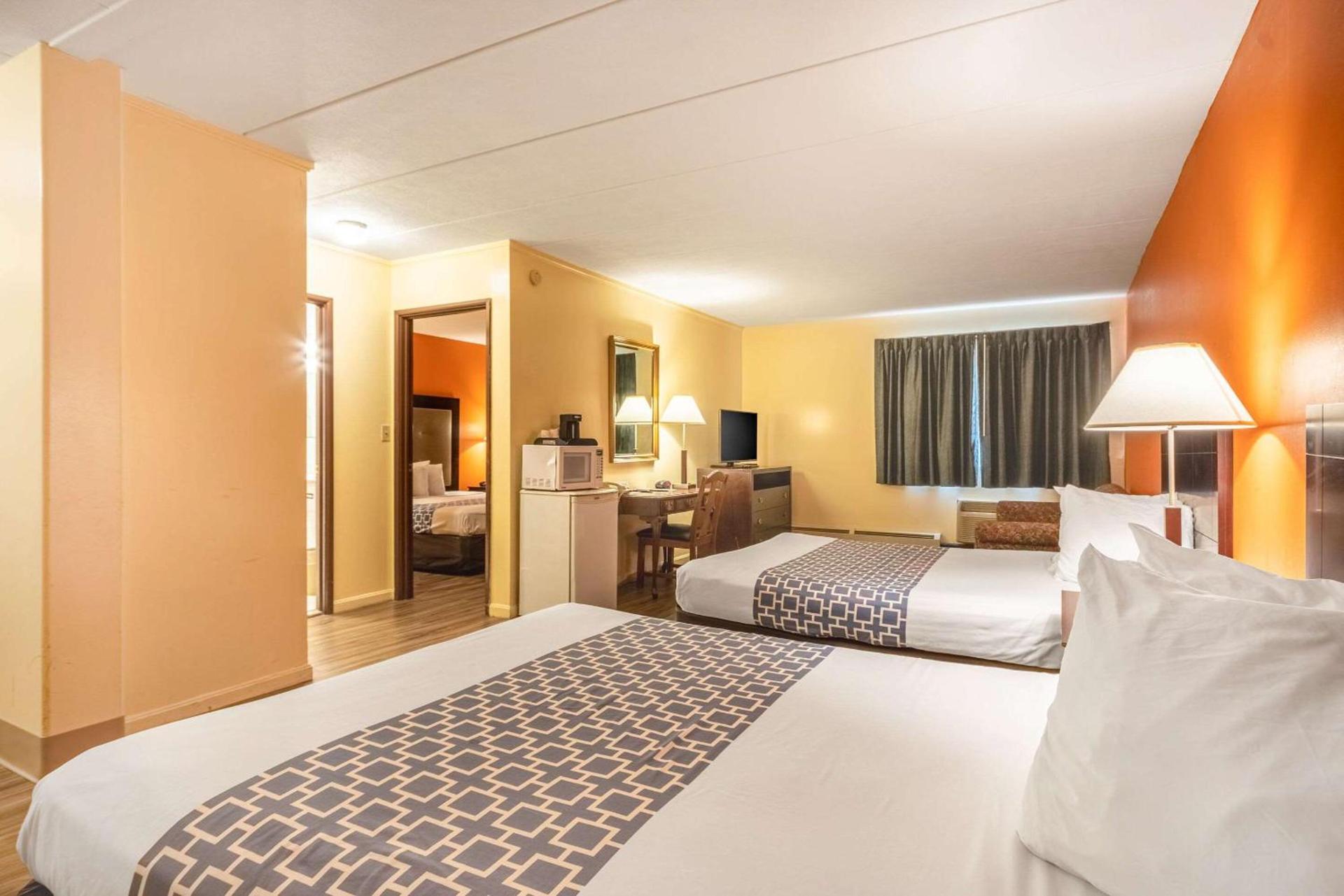 Econo Lodge Inn & Suites Windsor Locks Bradley Airport photo 19