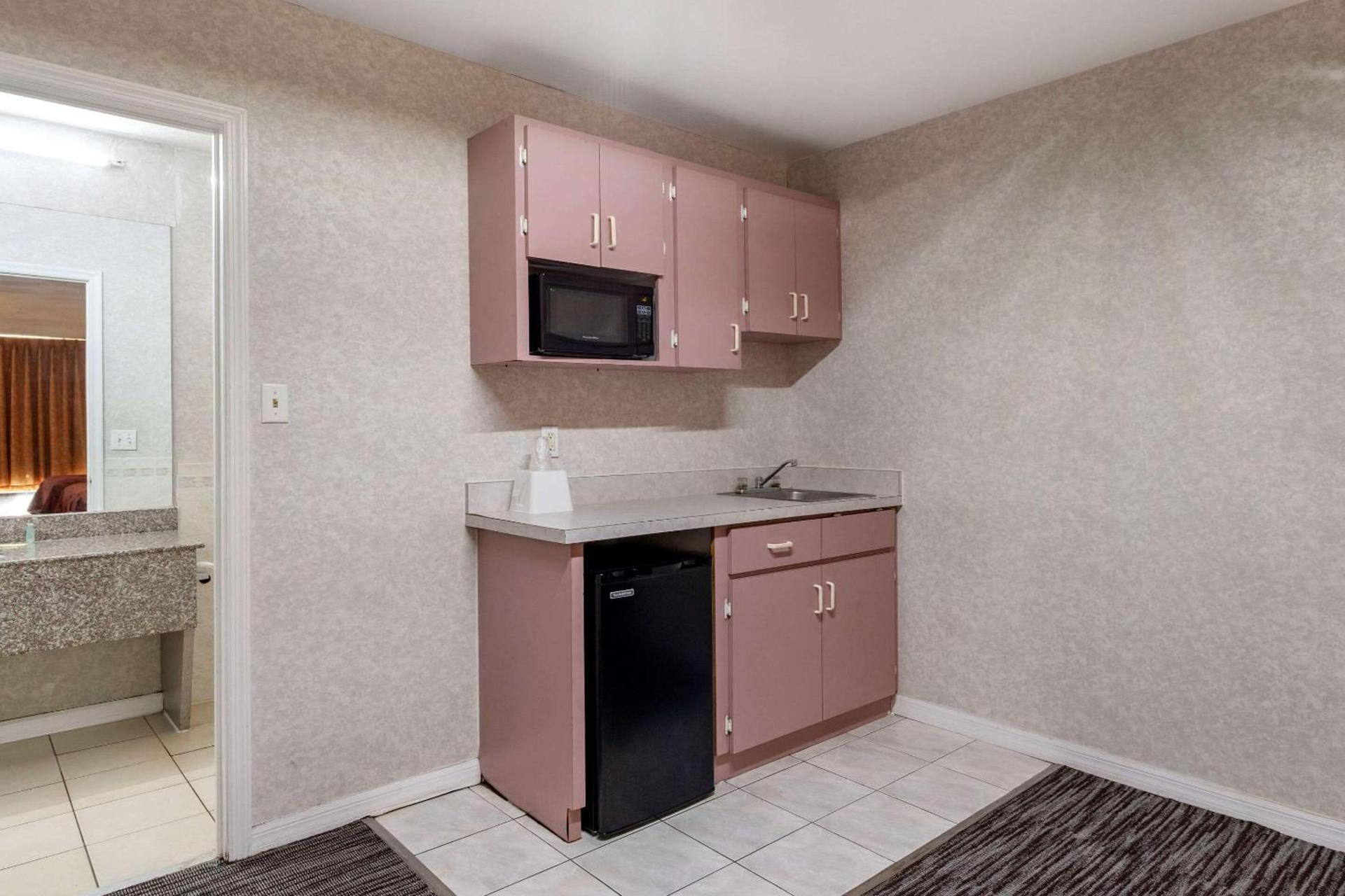 Rodeway Inn Clearwater-Largo photo 11