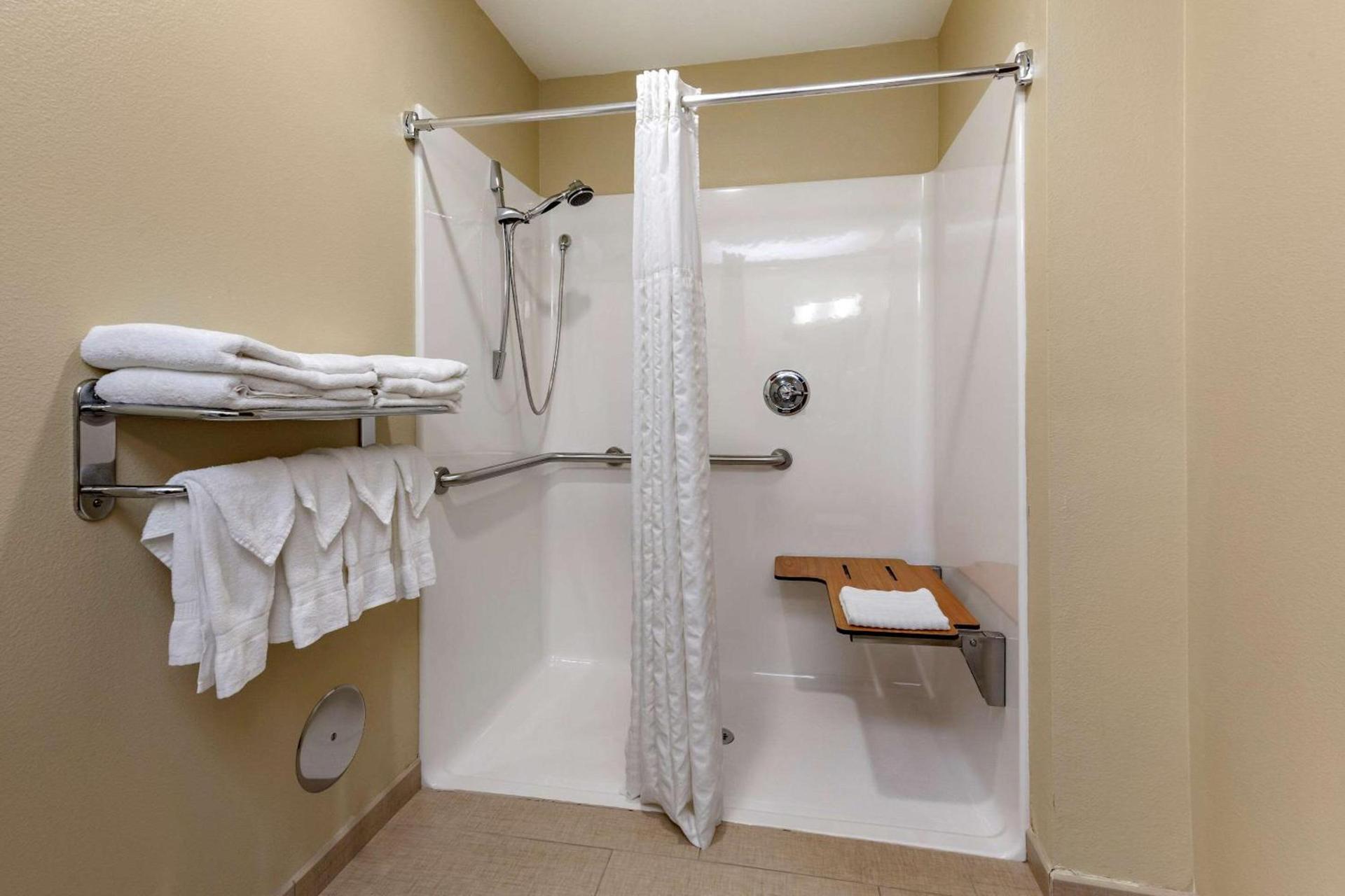 Comfort Suites Marquette photo 8
