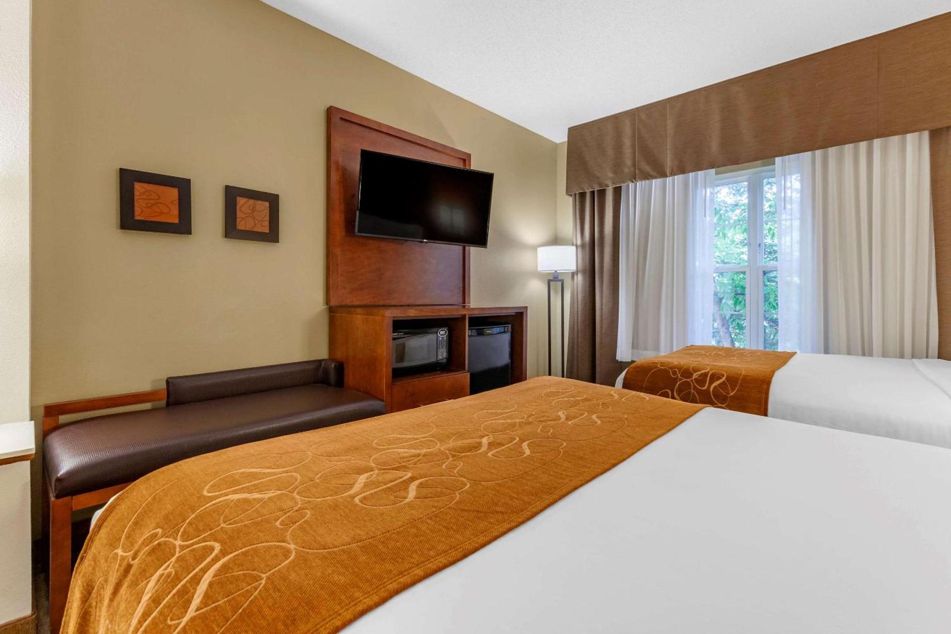 Comfort Suites Marquette photo 11