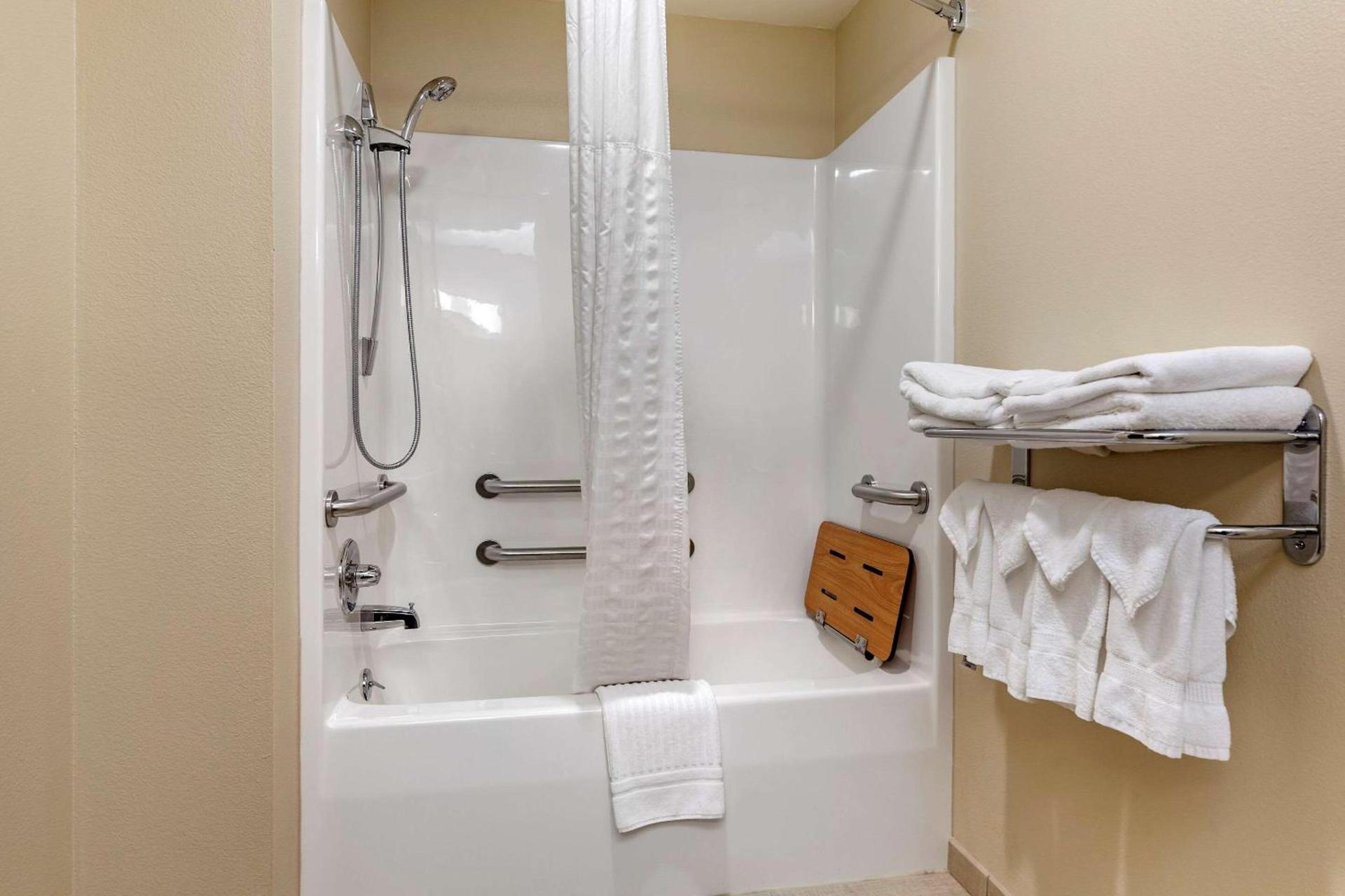 Comfort Suites Marquette photo 12