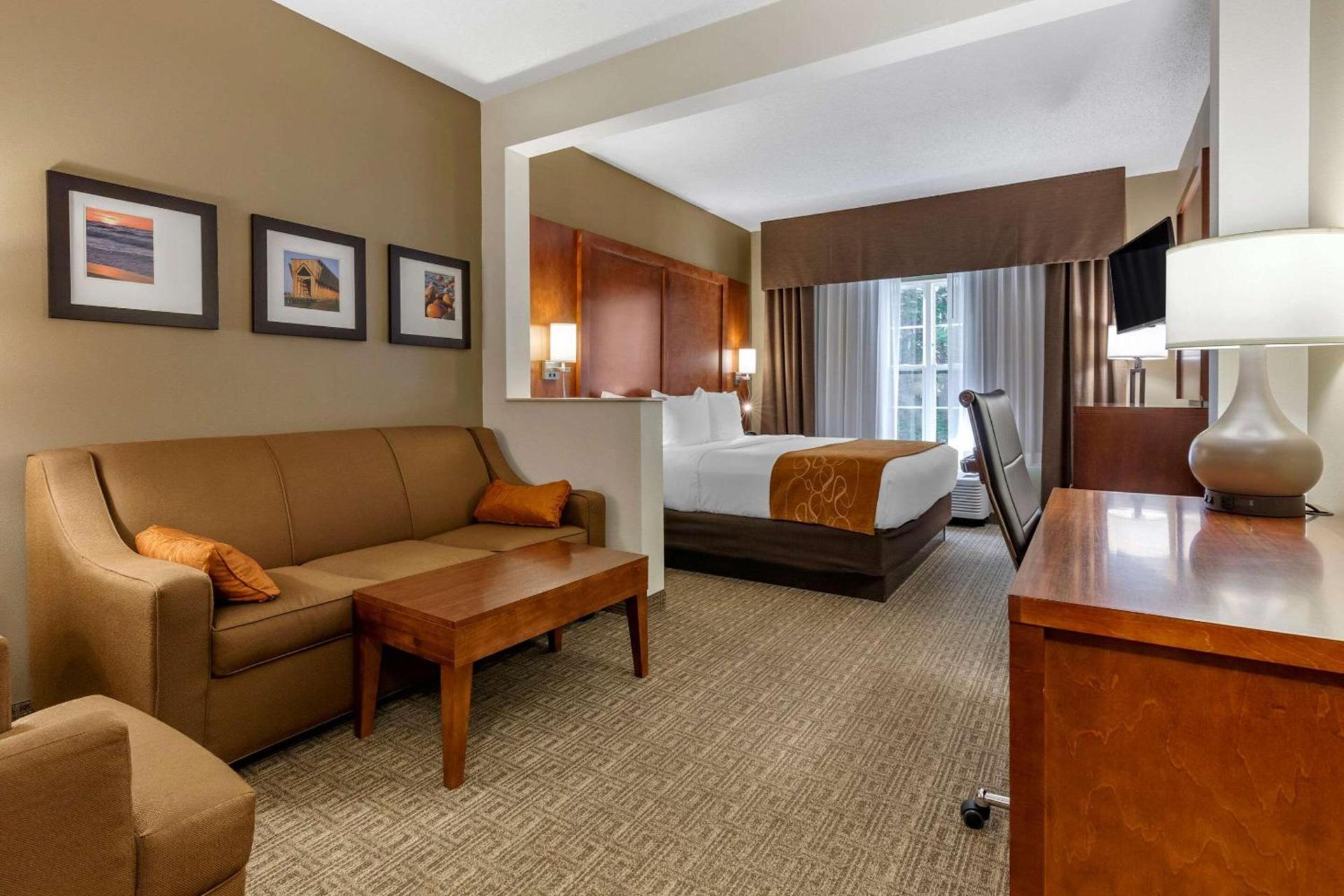 Comfort Suites Marquette photo 13