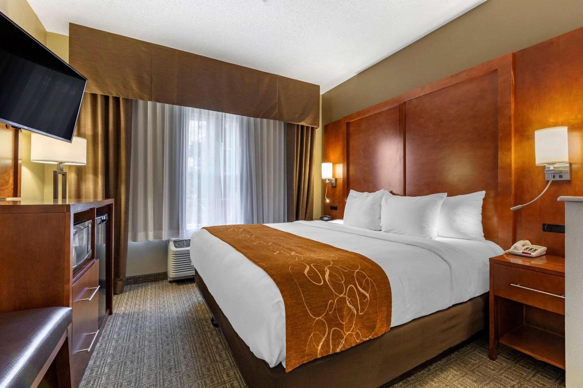 Comfort Suites Marquette photo 17