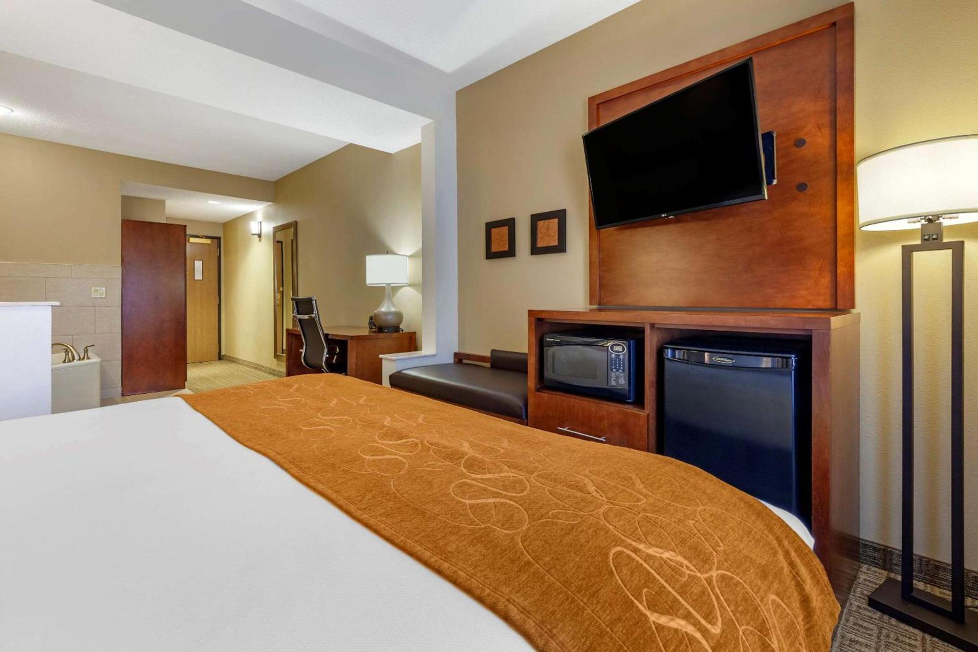 Comfort Suites Marquette photo 18