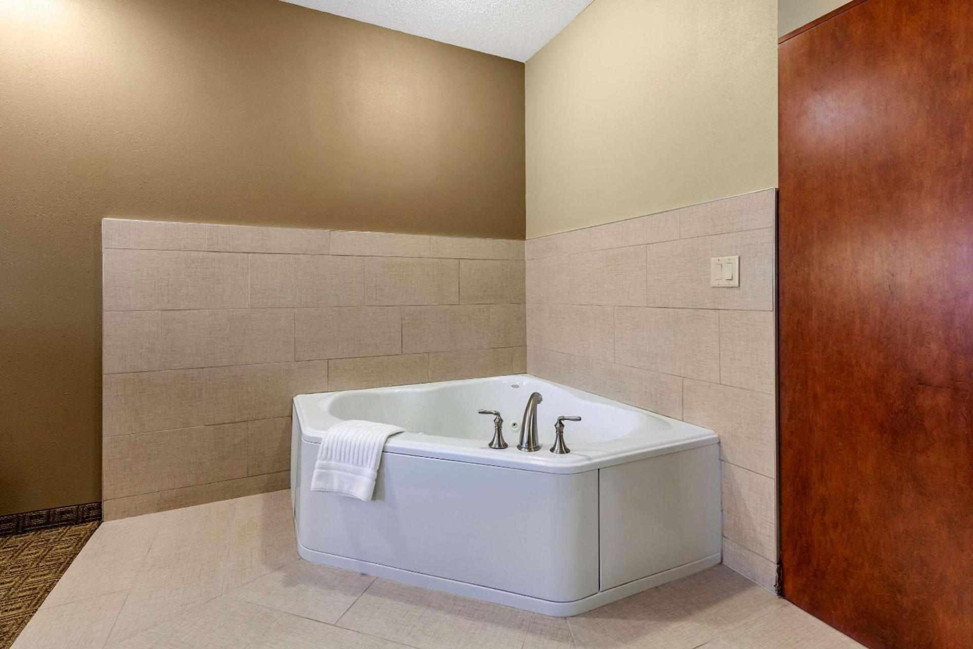 Comfort Suites Marquette photo 19
