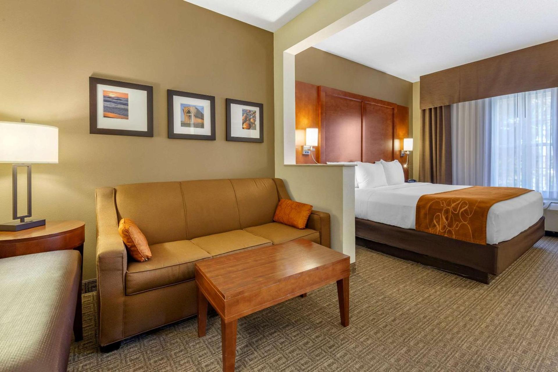 Comfort Suites Marquette photo 21