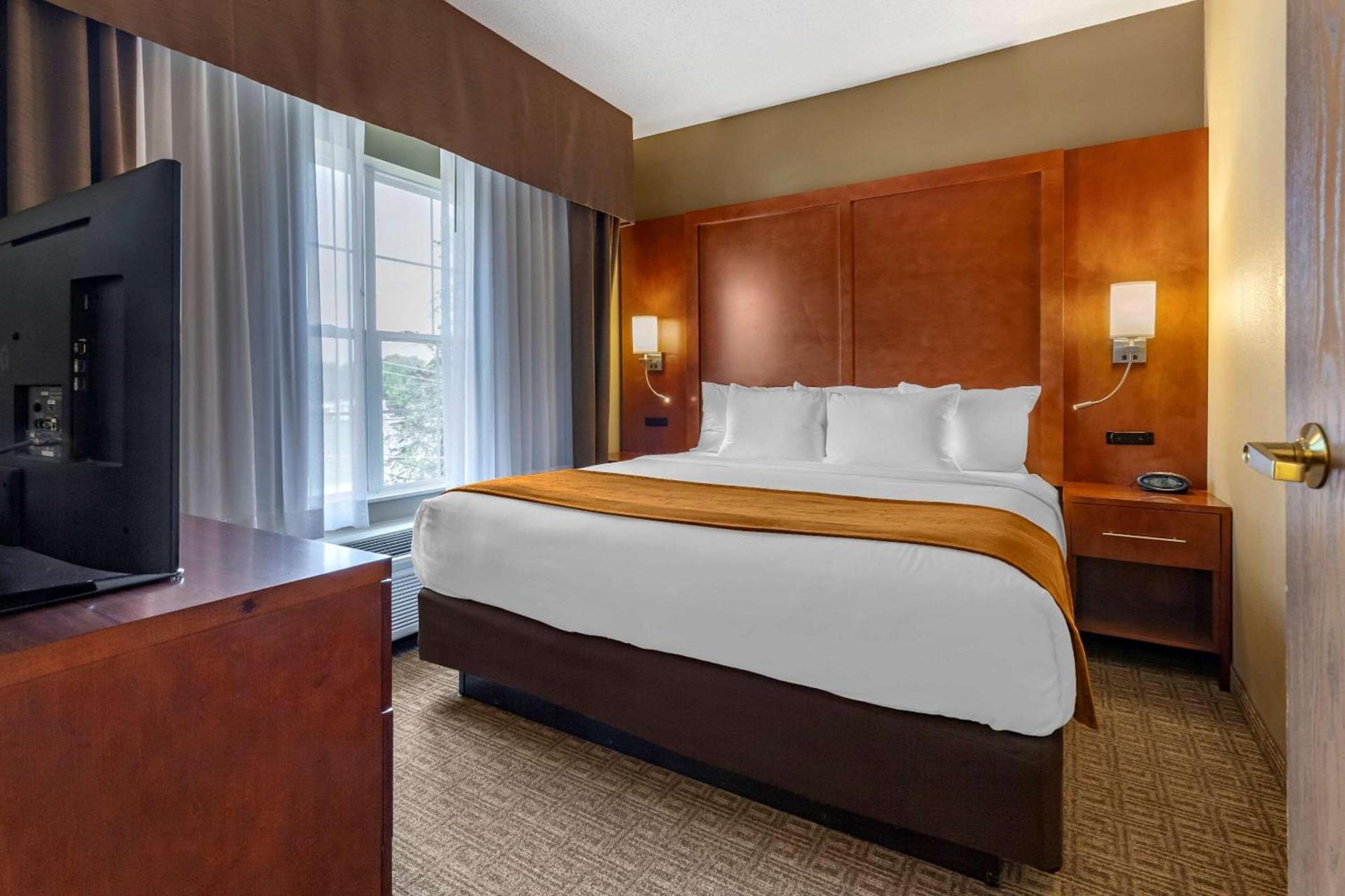 Comfort Suites Marquette photo 22