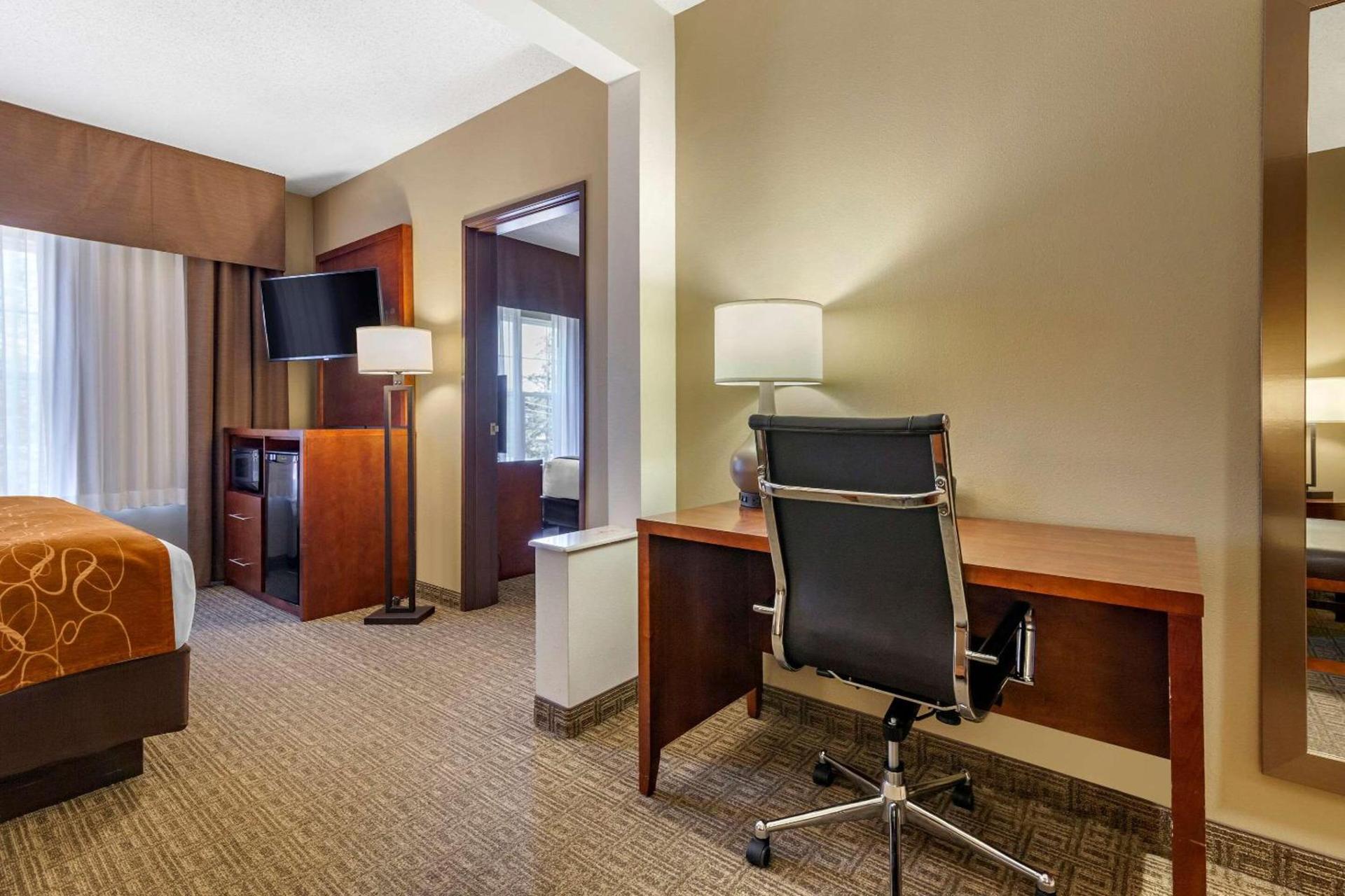 Comfort Suites Marquette photo 23